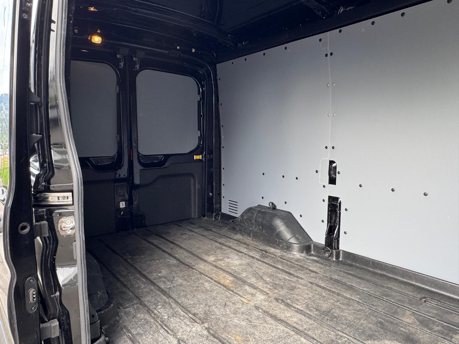 FORD E-Transit Van 350 L2 H2 Trend RWD 68kWh-image-23