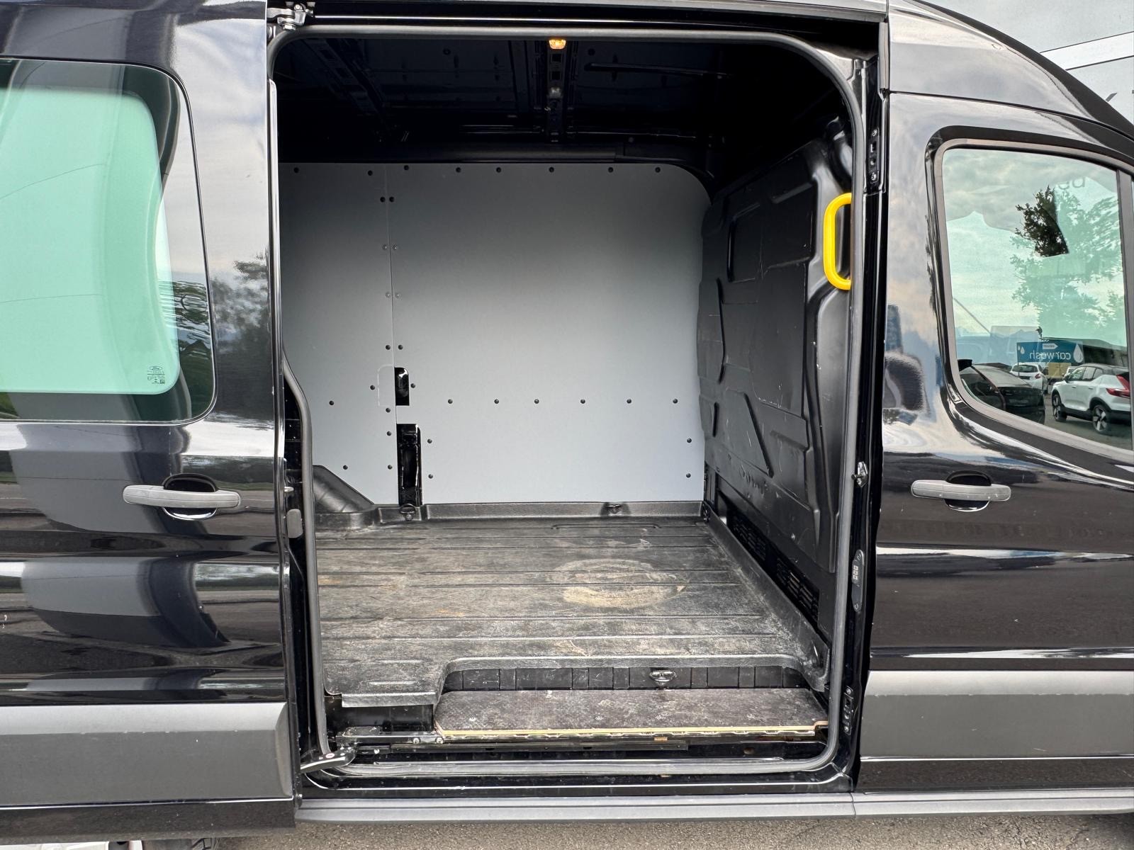 FORD E-Transit Van 350 L2 H2 Trend RWD 68kWh-image-22