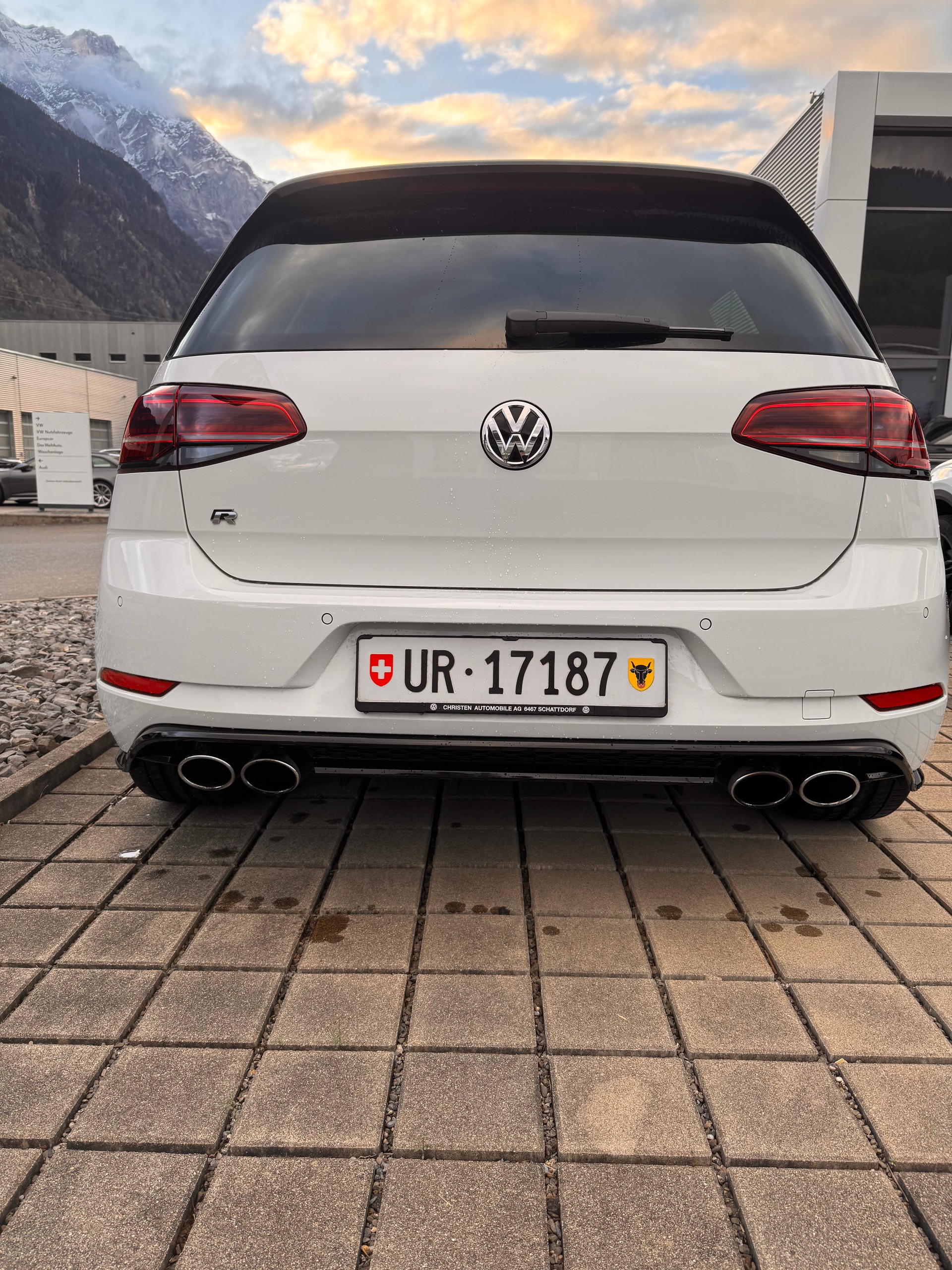 VW Golf 2.0 TSI R 4Motion DSG-image-2