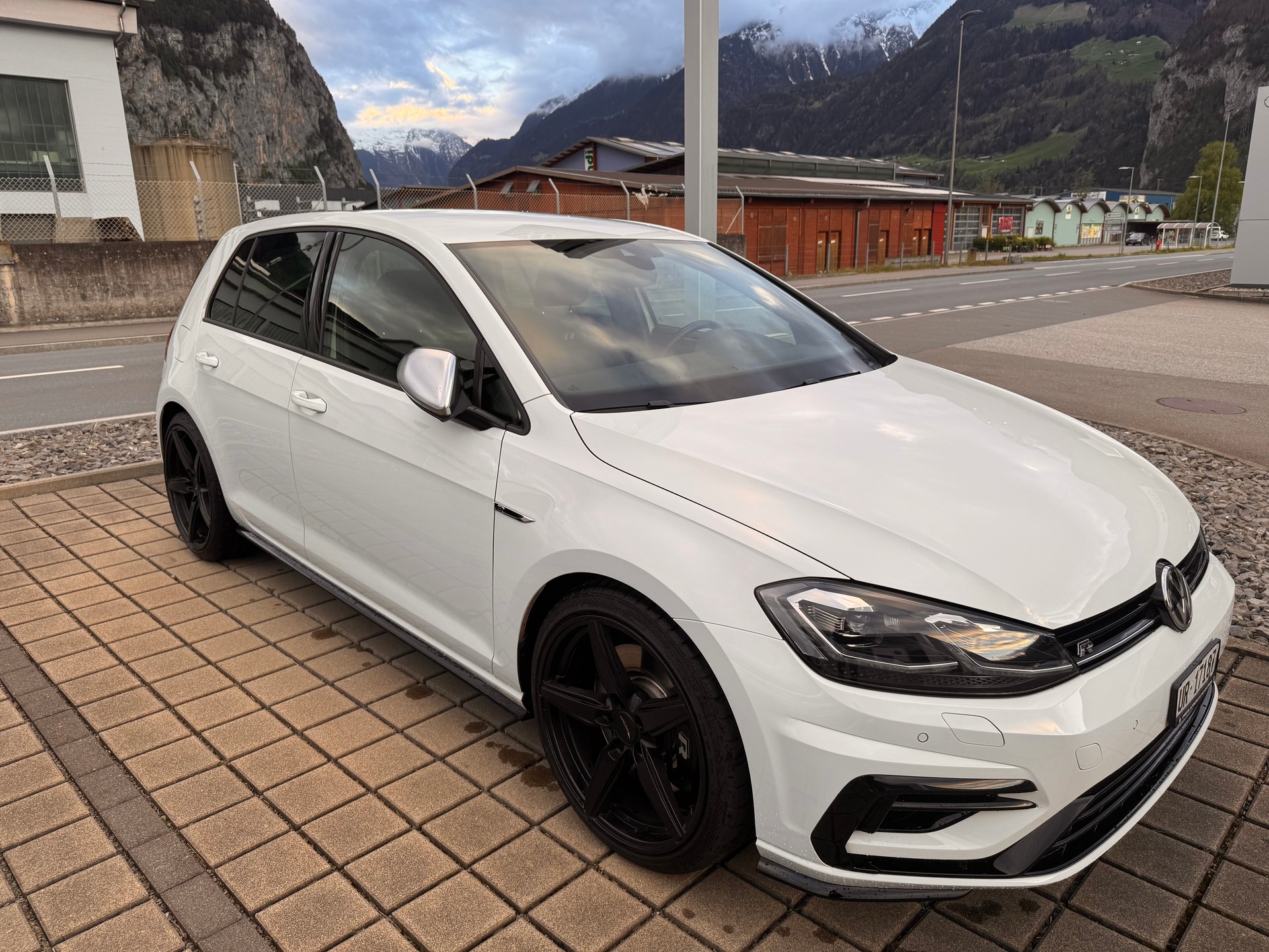 VW Golf 2.0 TSI R 4Motion DSG-image-1