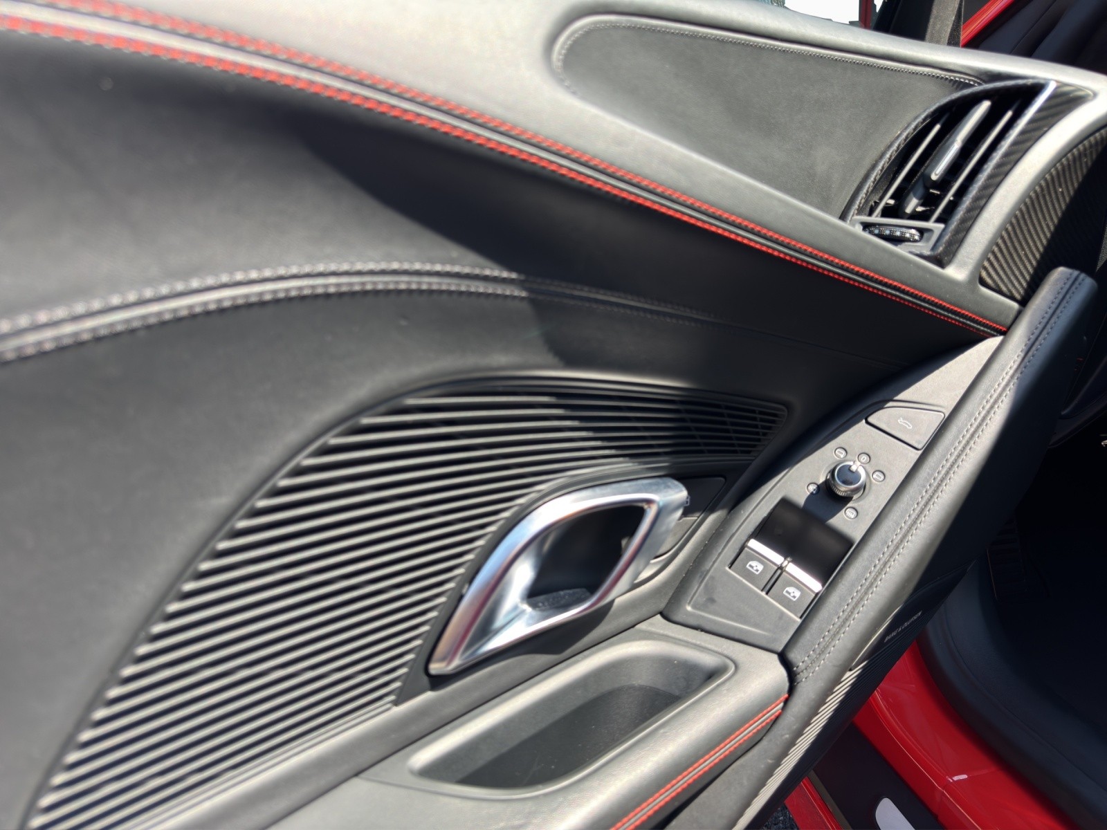 AUDI R8 Coupé 5.2 plus S-Tronic-image-9