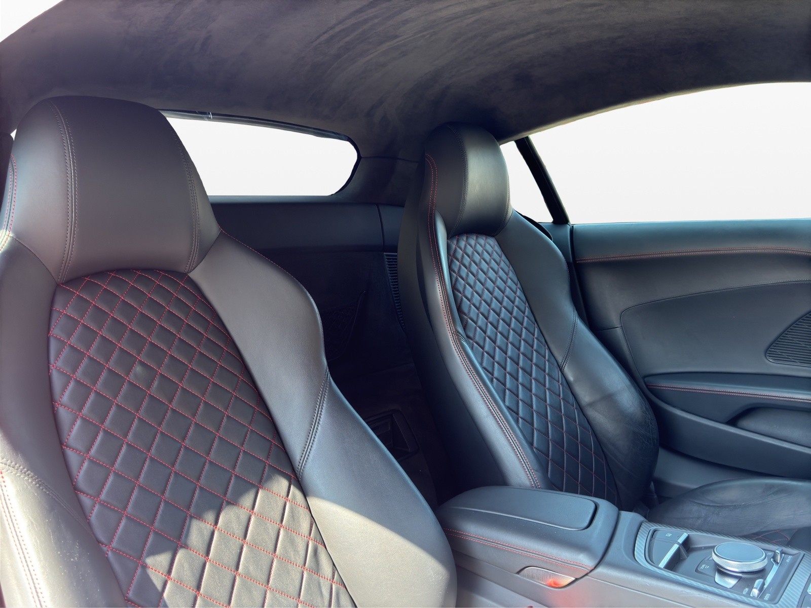 AUDI R8 Coupé 5.2 plus S-Tronic-image-12