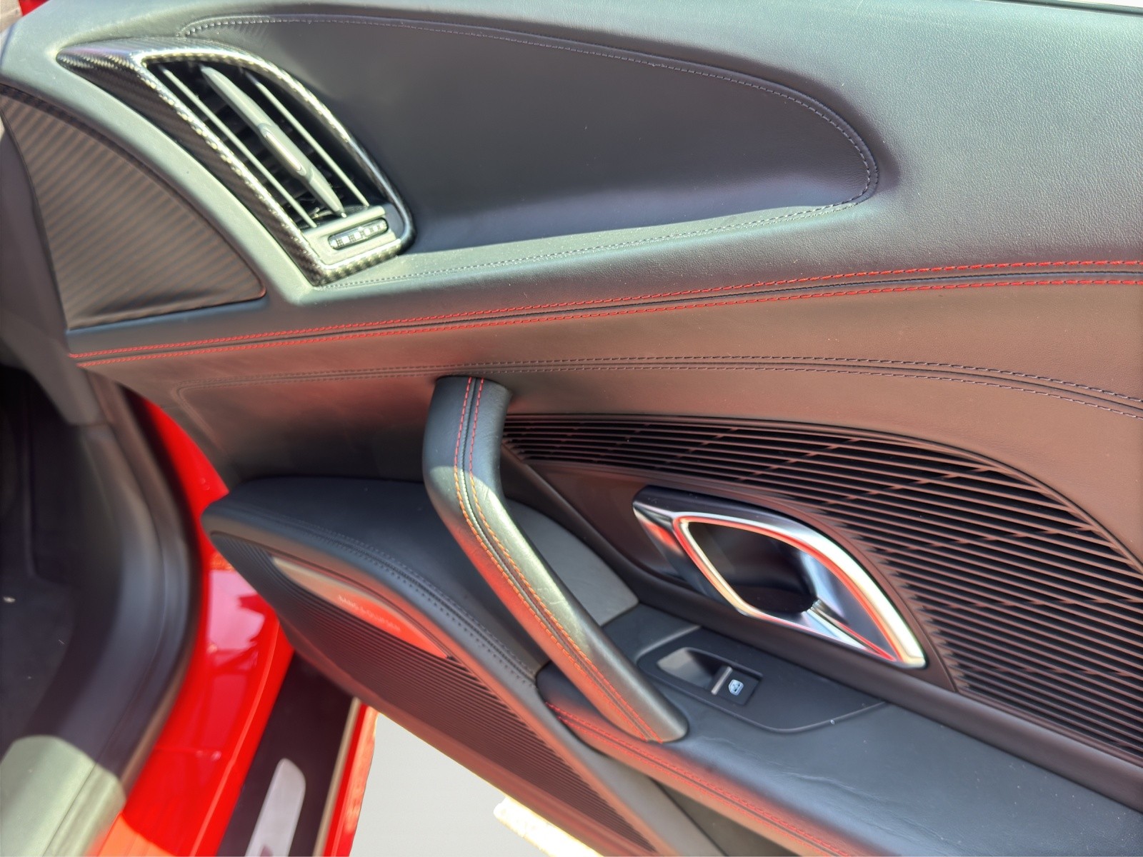 AUDI R8 Coupé 5.2 plus S-Tronic-image-13