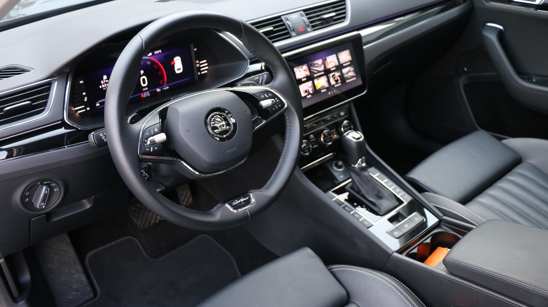 SKODA Superb 2.0 TDi L&K 4x4 mit AHK-image-16