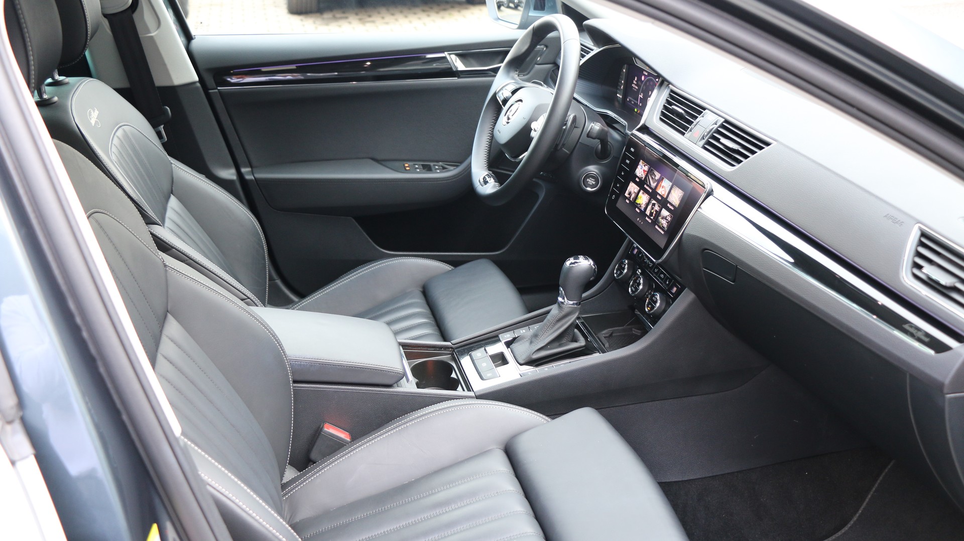 SKODA Superb 2.0 TDi L&K 4x4 mit AHK-image-30