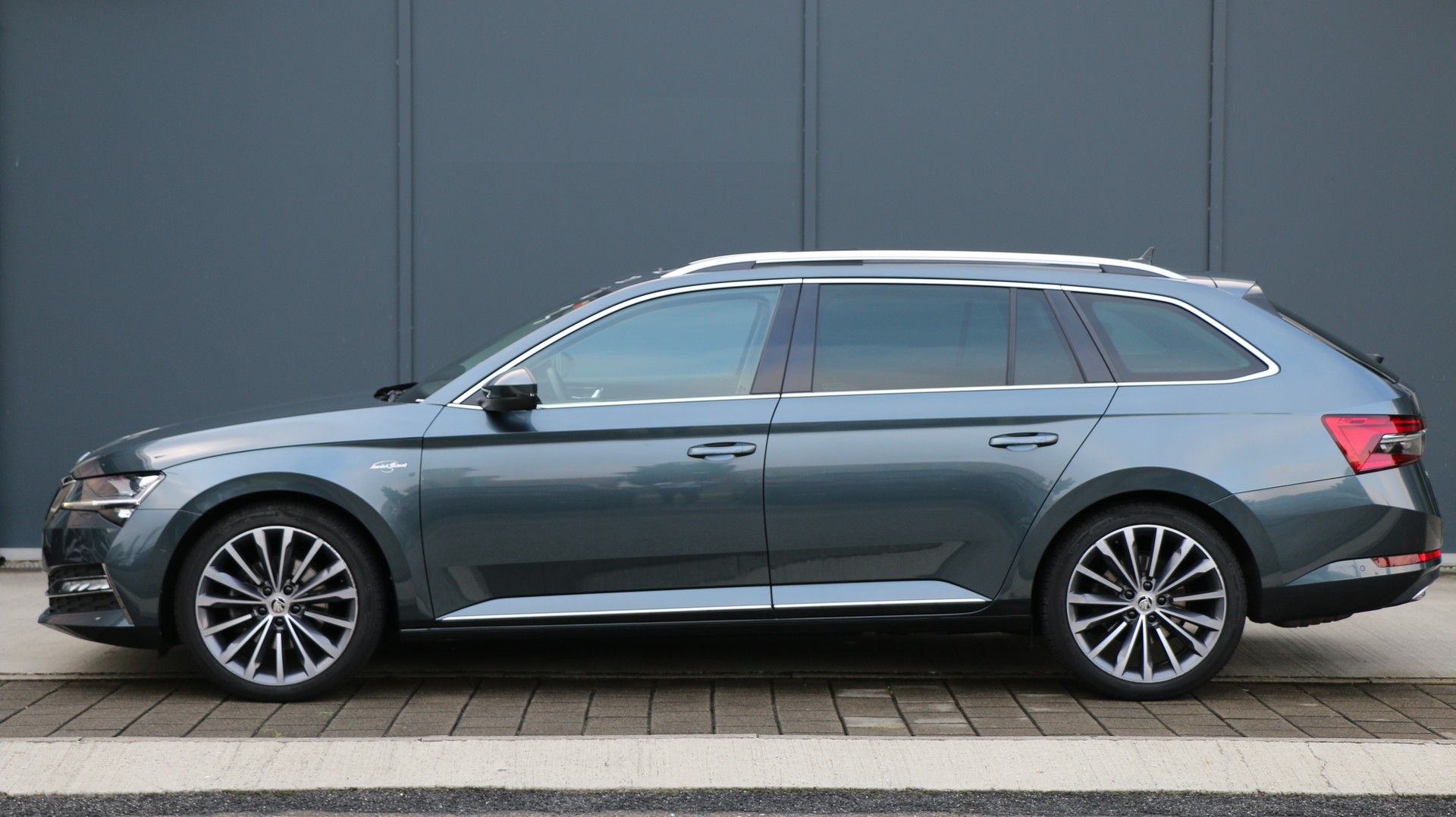 SKODA Superb 2.0 TDi L&K 4x4 mit AHK-image-2