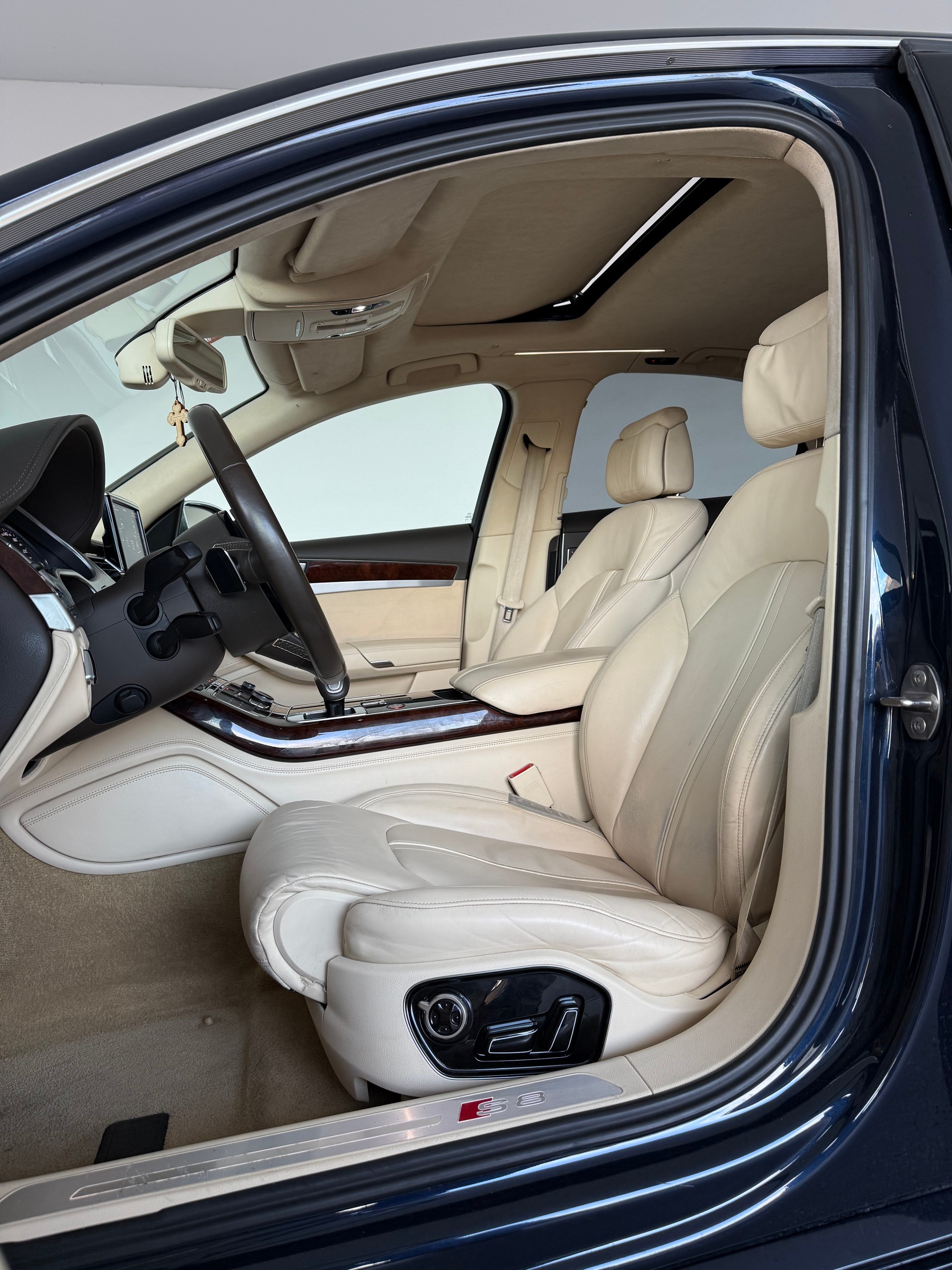 AUDI S8 4.0 TFSI V8 quattro tiptronic-image-8