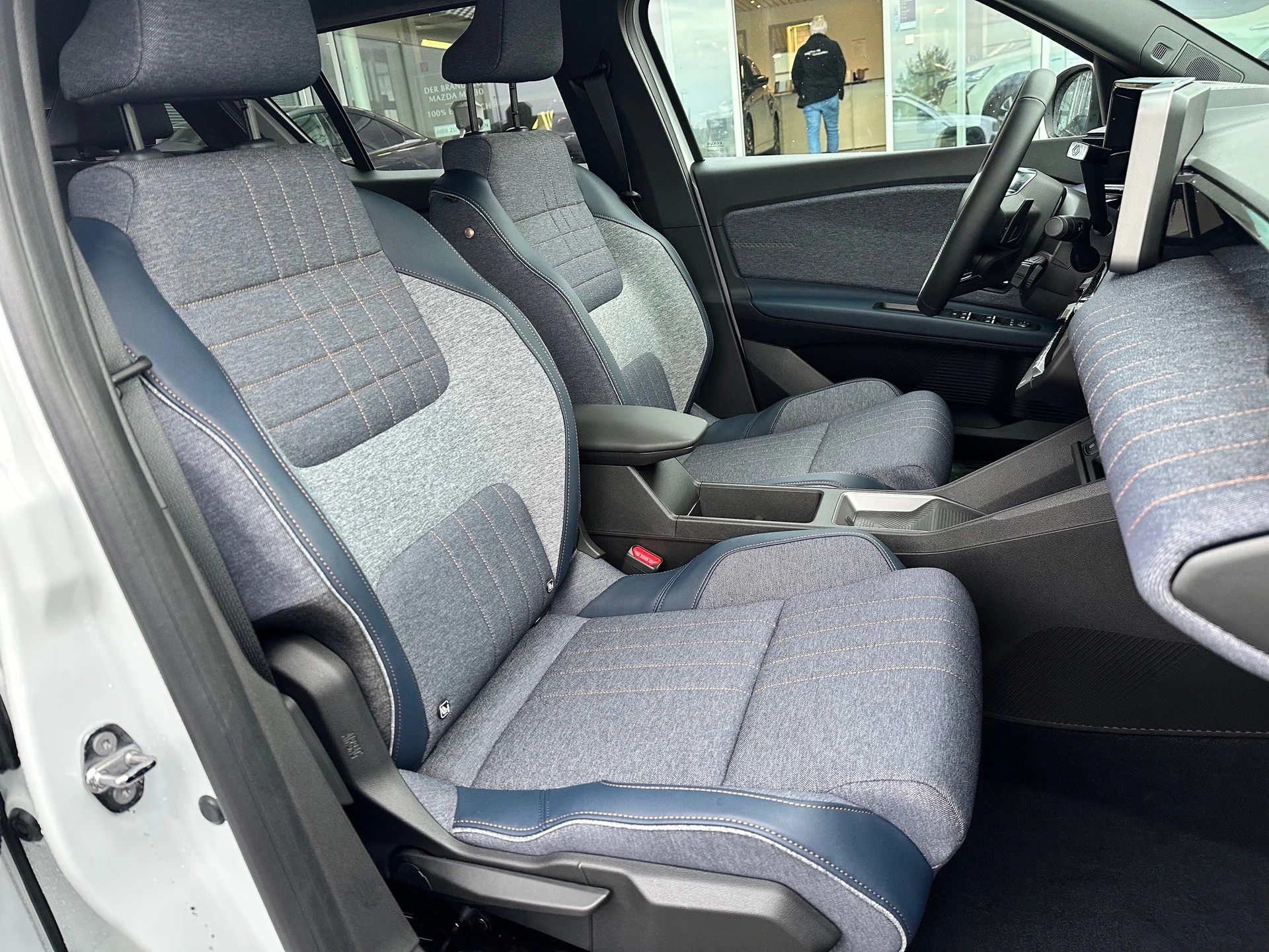 RENAULT R4 E-Tech Comfort Range 52 kWh Techno-image-7