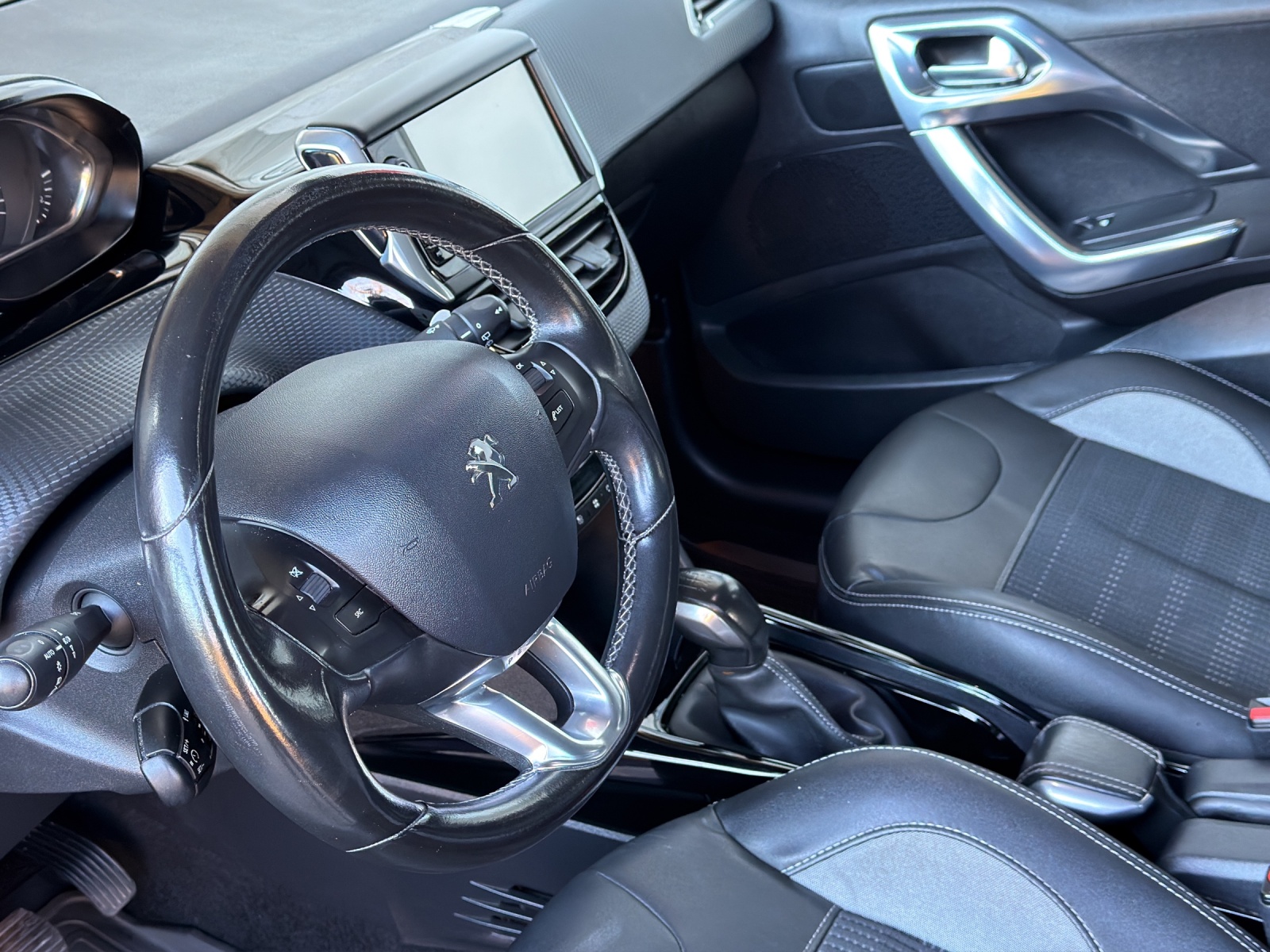 PEUGEOT 2008 1.2 PureTech Allure-image-10