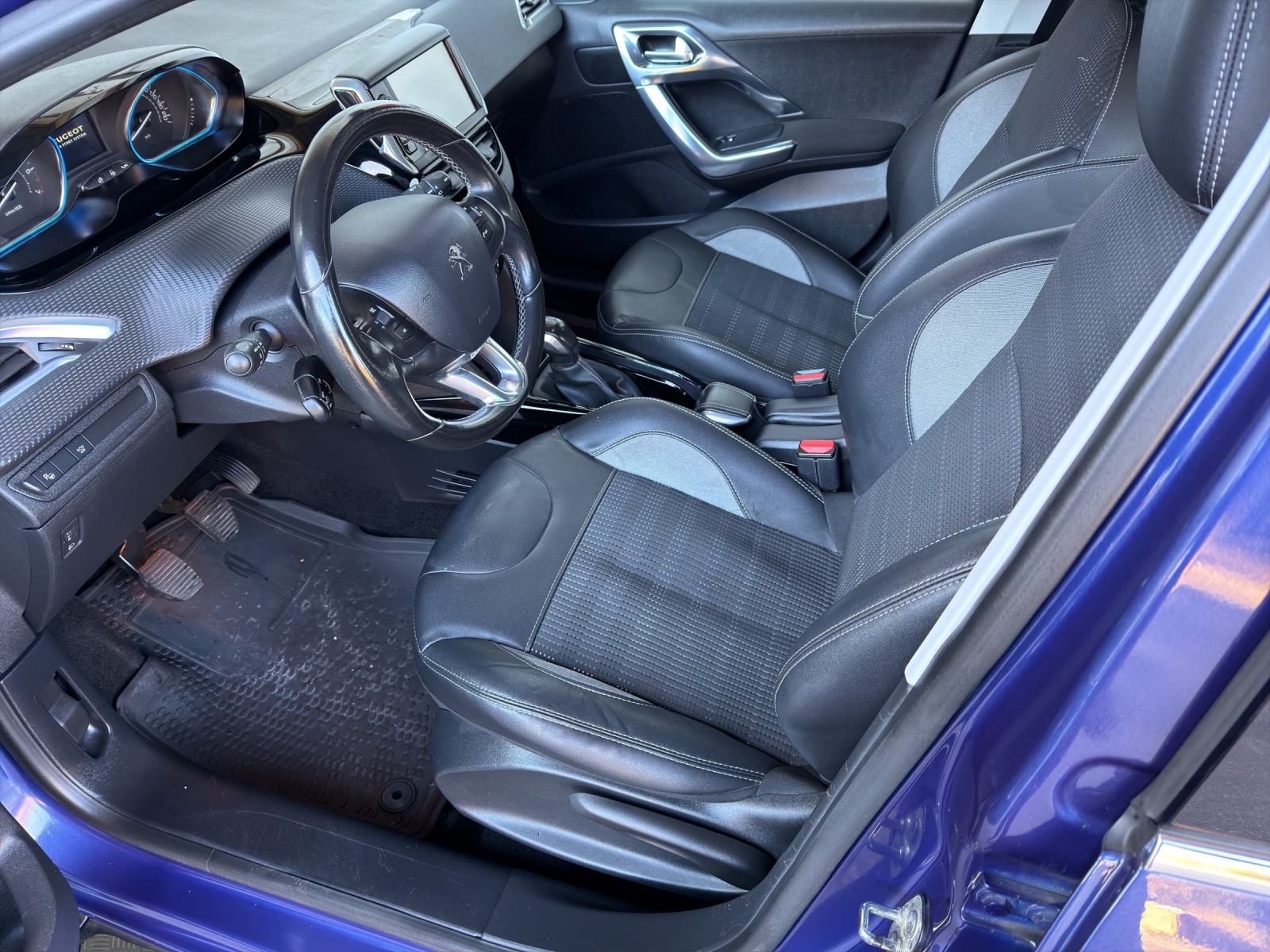 PEUGEOT 2008 1.2 PureTech Allure-image-9