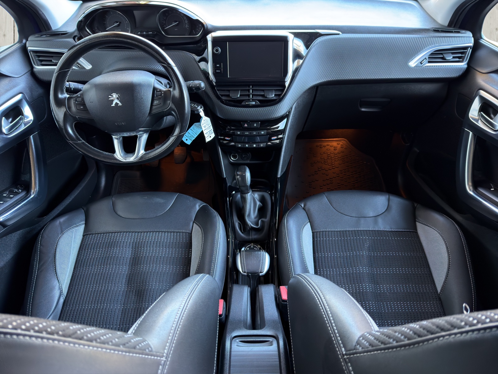 PEUGEOT 2008 1.2 PureTech Allure-image-8