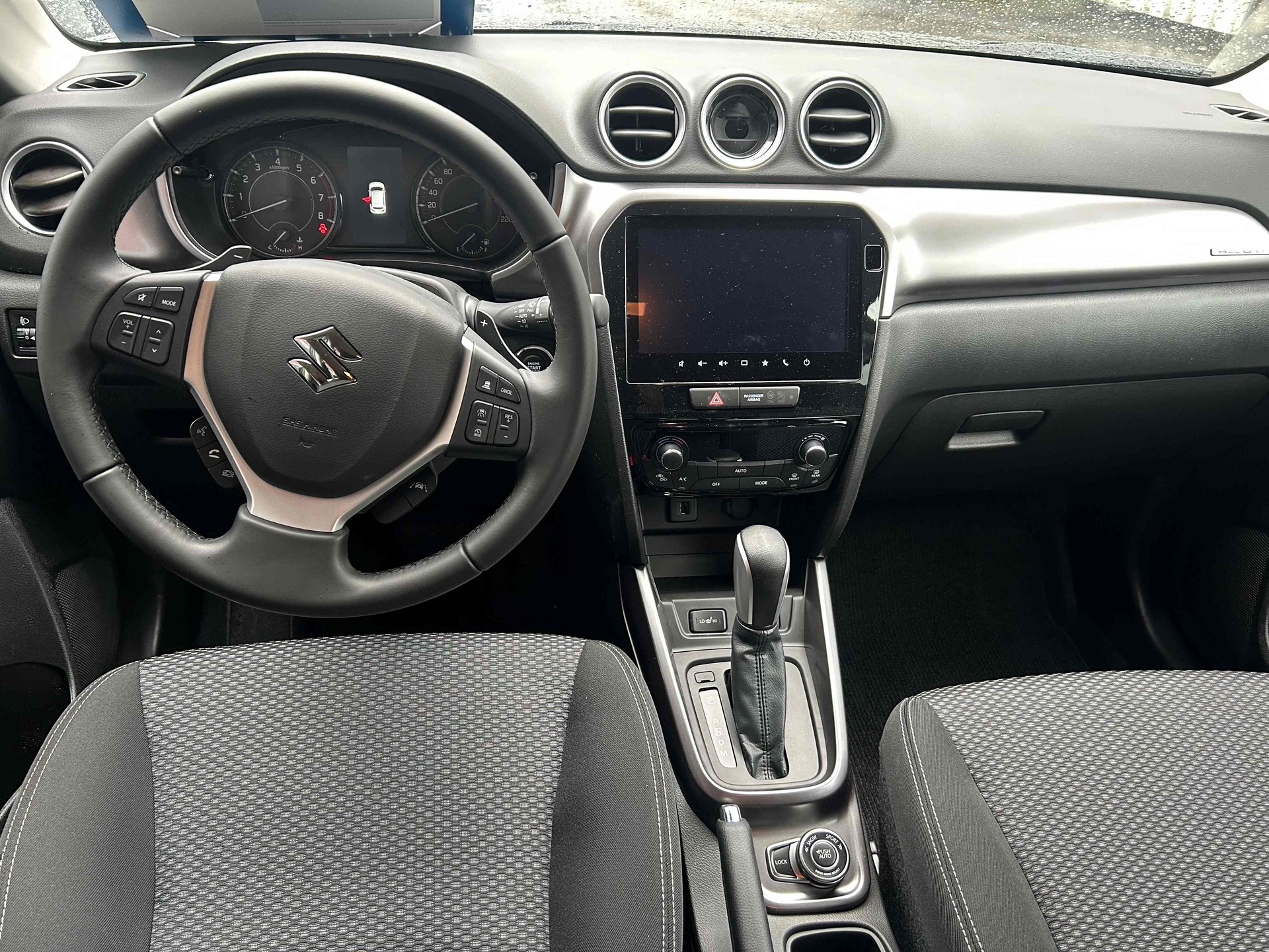 SUZUKI Vitara 1.4 Boosterjet Compact + Hybrid Automat 4x4-image-2