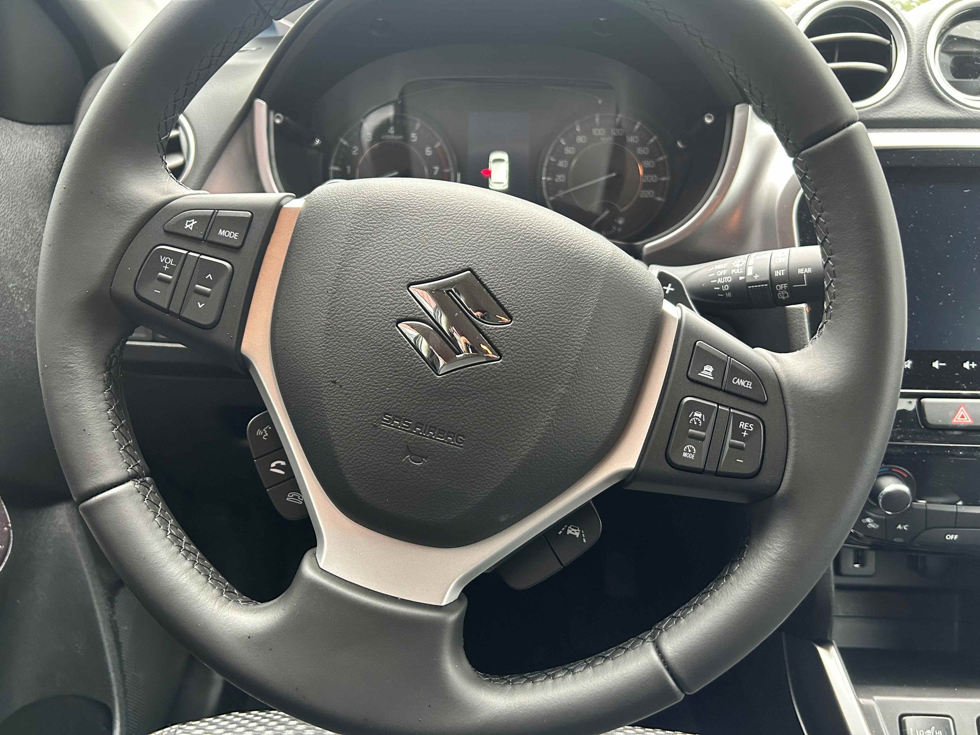 SUZUKI Vitara 1.4 Boosterjet Compact + Hybrid Automat 4x4-image-3