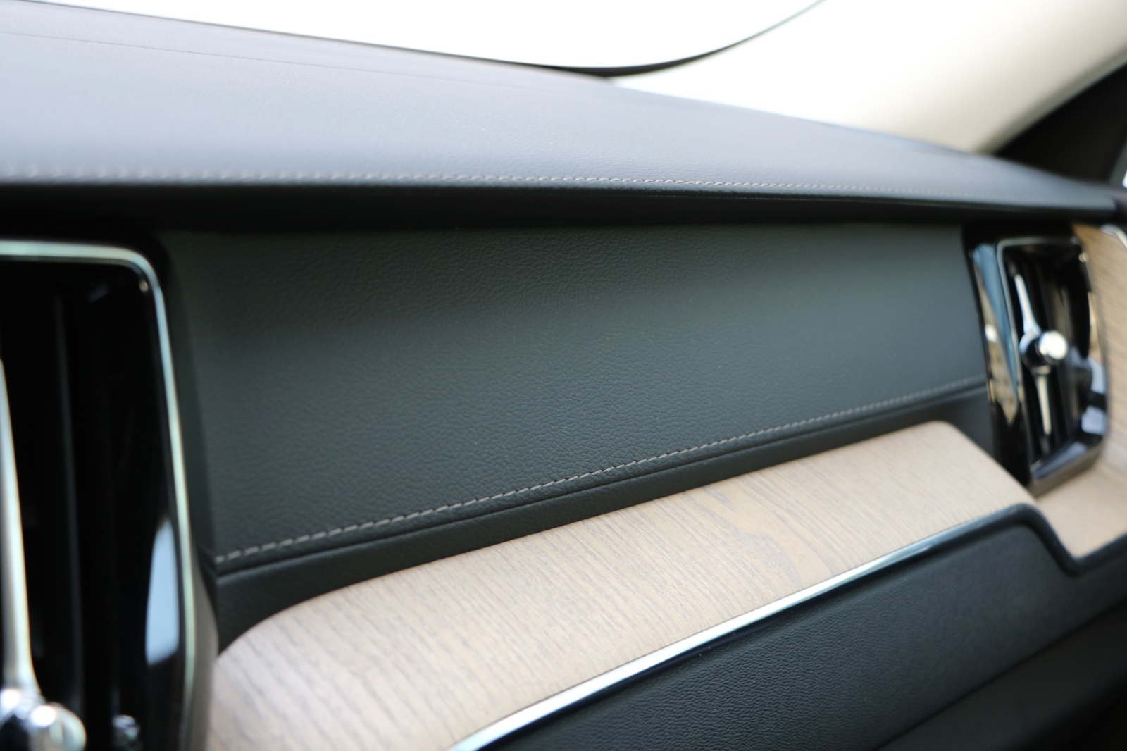 VOLVO XC60 T8 eAWD PluginHybrid Ultra Bright Geartronic-image-16