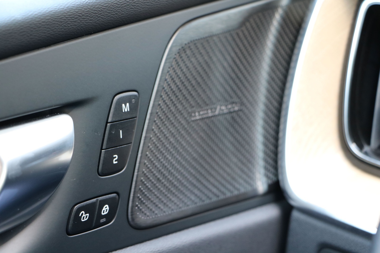VOLVO XC60 T8 eAWD PluginHybrid Ultra Bright Geartronic-image-17
