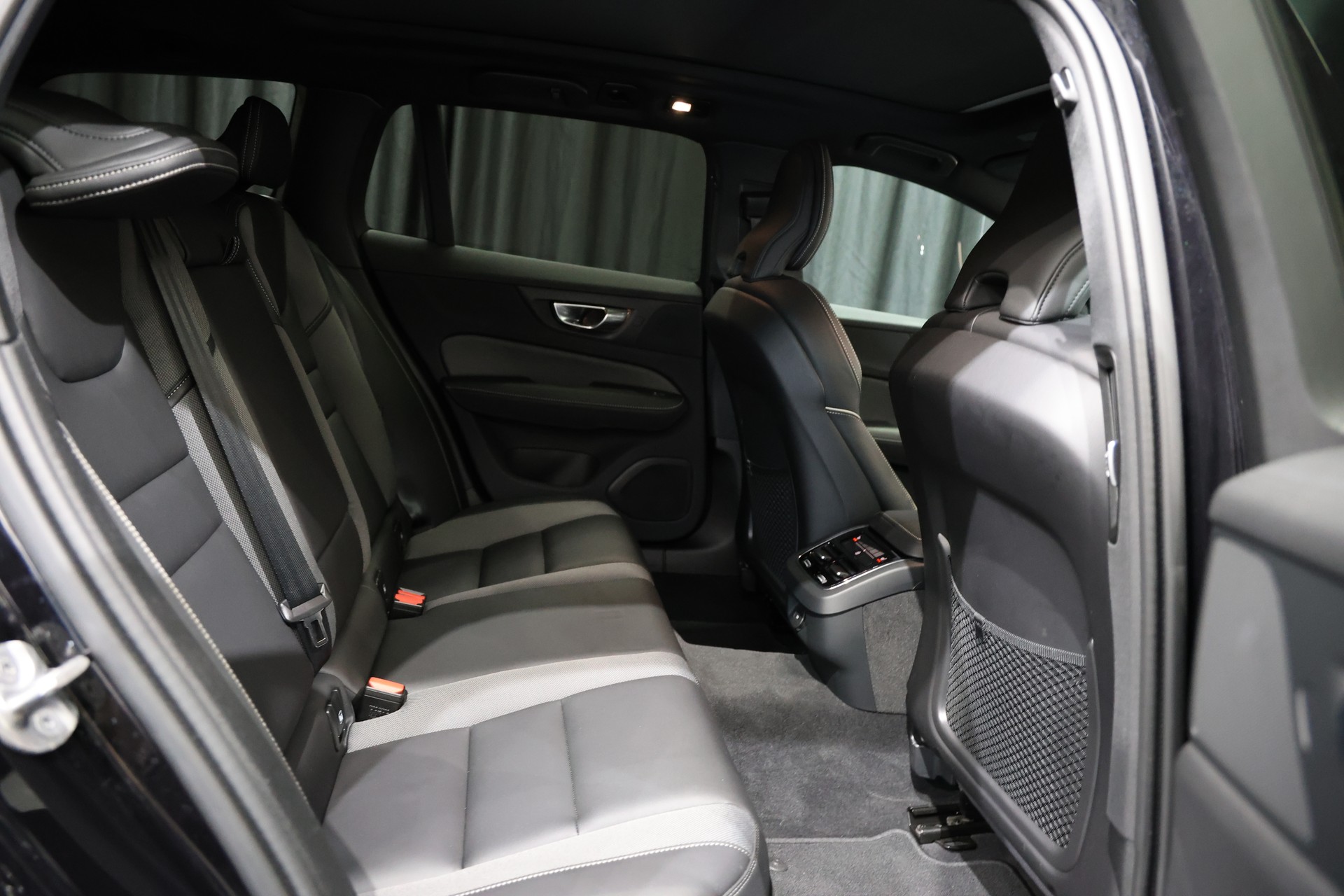 VOLVO V60 B4 Benzin Mild Hybrid Ultimate Dark DCT-image-13