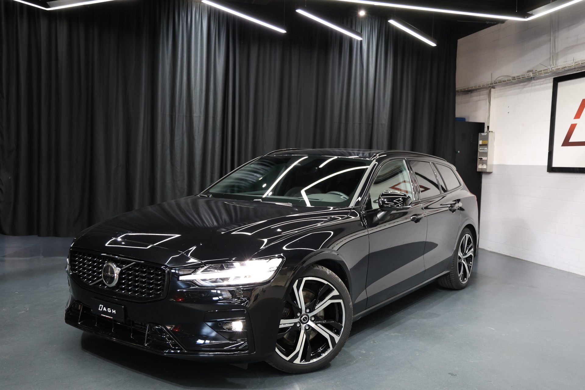 VOLVO V60 B4 Benzin Mild Hybrid Ultimate Dark DCT-image-0