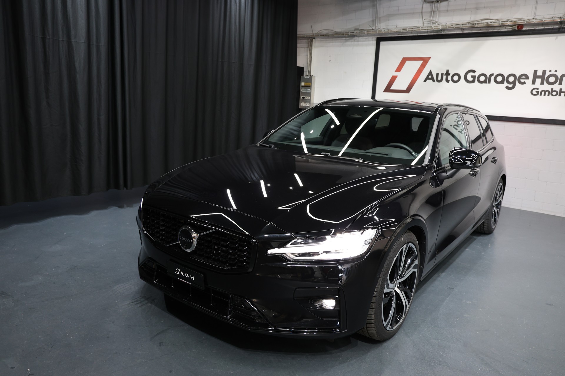 VOLVO V60 B4 Benzin Mild Hybrid Ultimate Dark DCT-image-1
