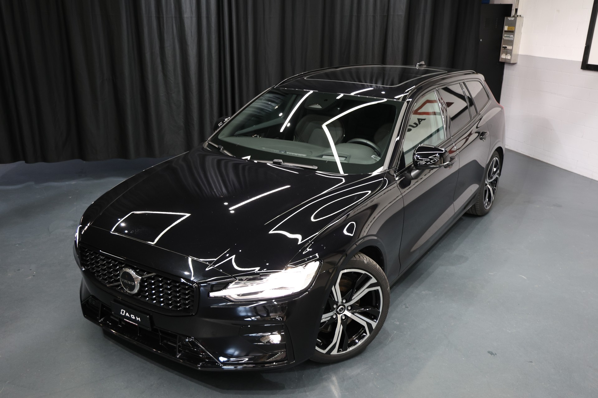 VOLVO V60 B4 Benzin Mild Hybrid Ultimate Dark DCT-image-9