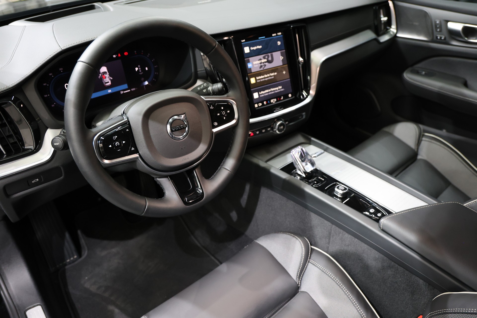 VOLVO V60 B4 Benzin Mild Hybrid Ultimate Dark DCT-image-2