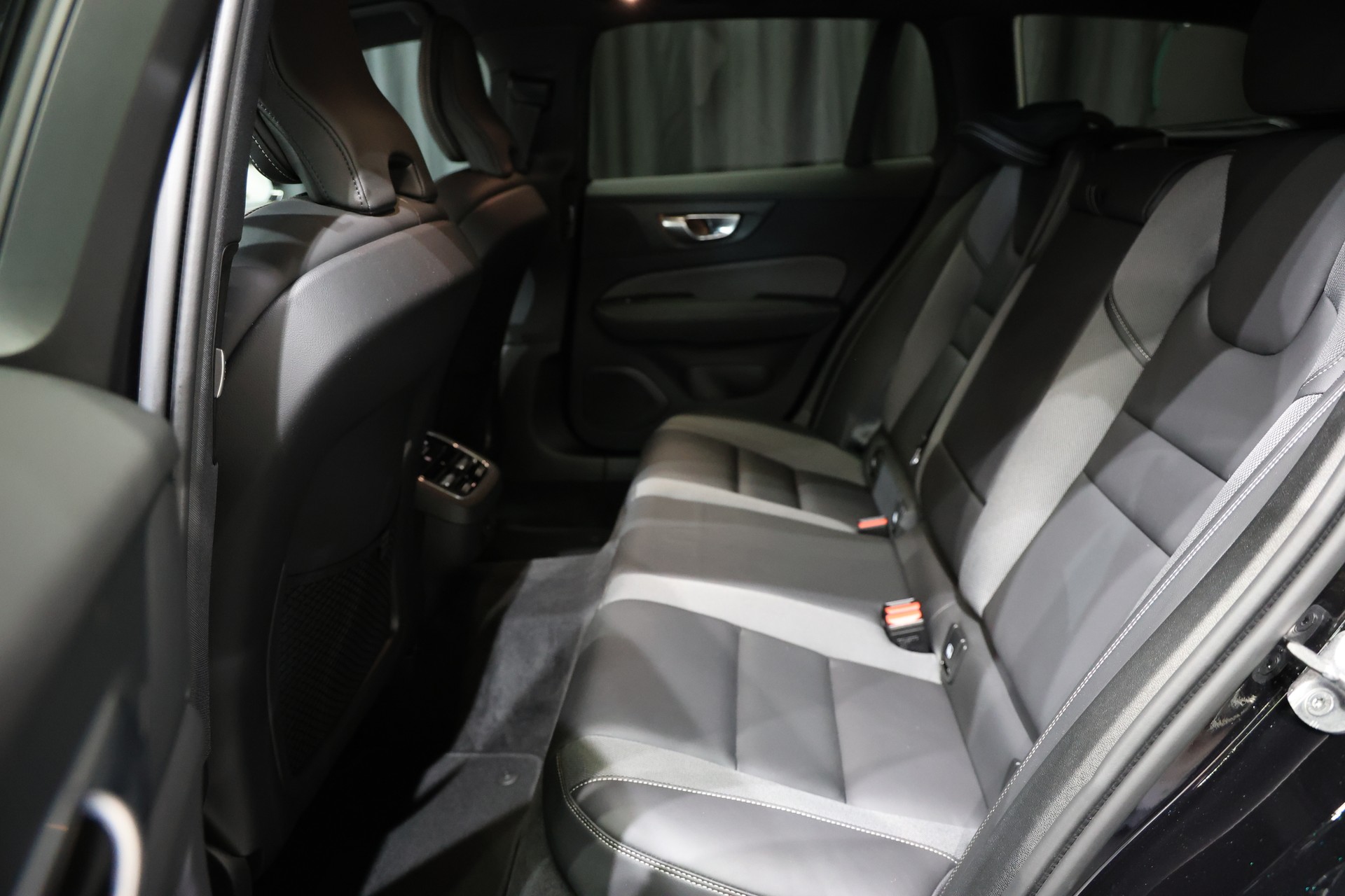 VOLVO V60 B4 Benzin Mild Hybrid Ultimate Dark DCT-image-4