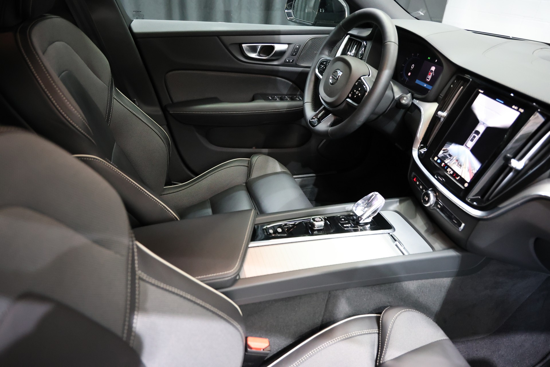 VOLVO V60 B4 Benzin Mild Hybrid Ultimate Dark DCT-image-14