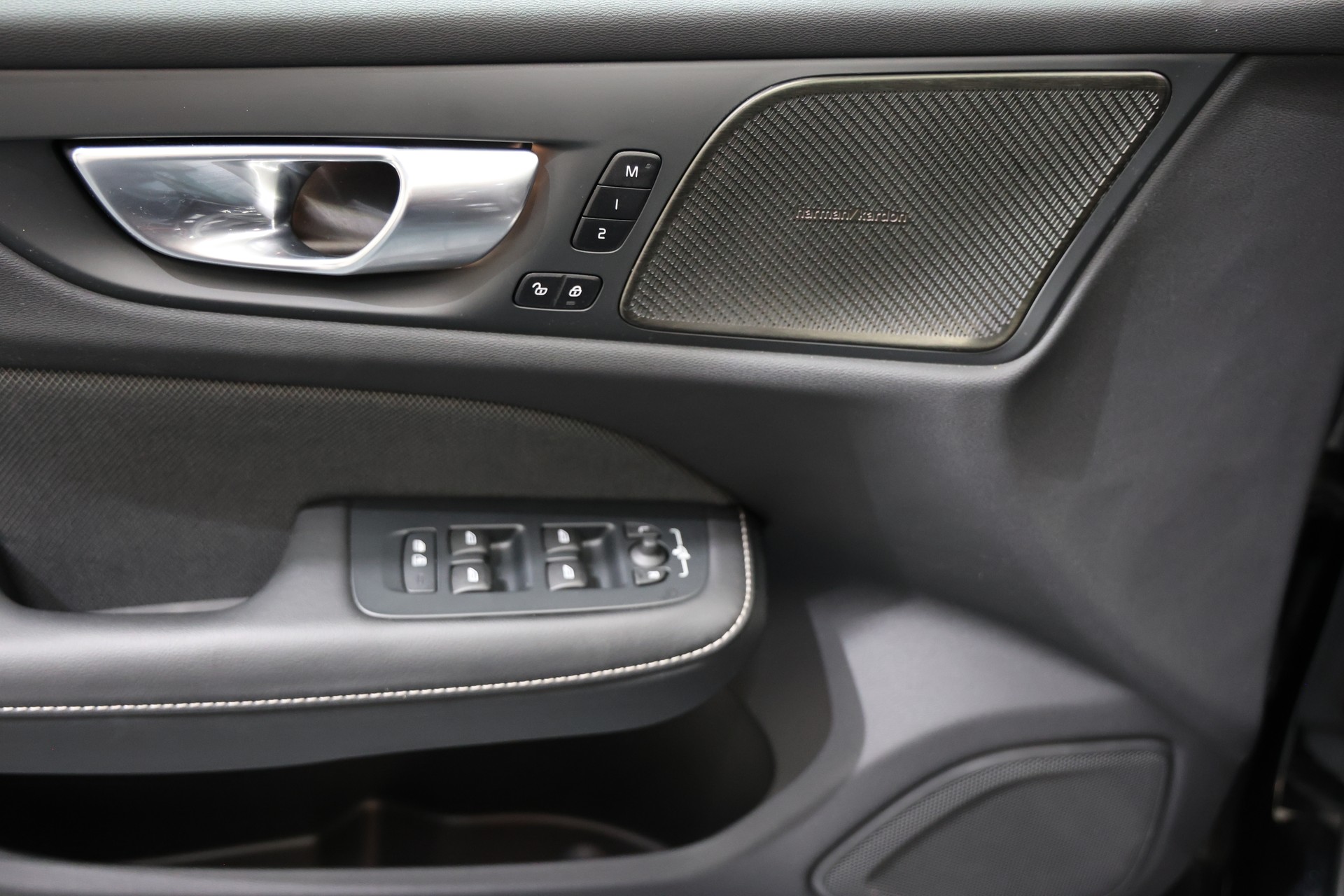 VOLVO V60 B4 Benzin Mild Hybrid Ultimate Dark DCT-image-3