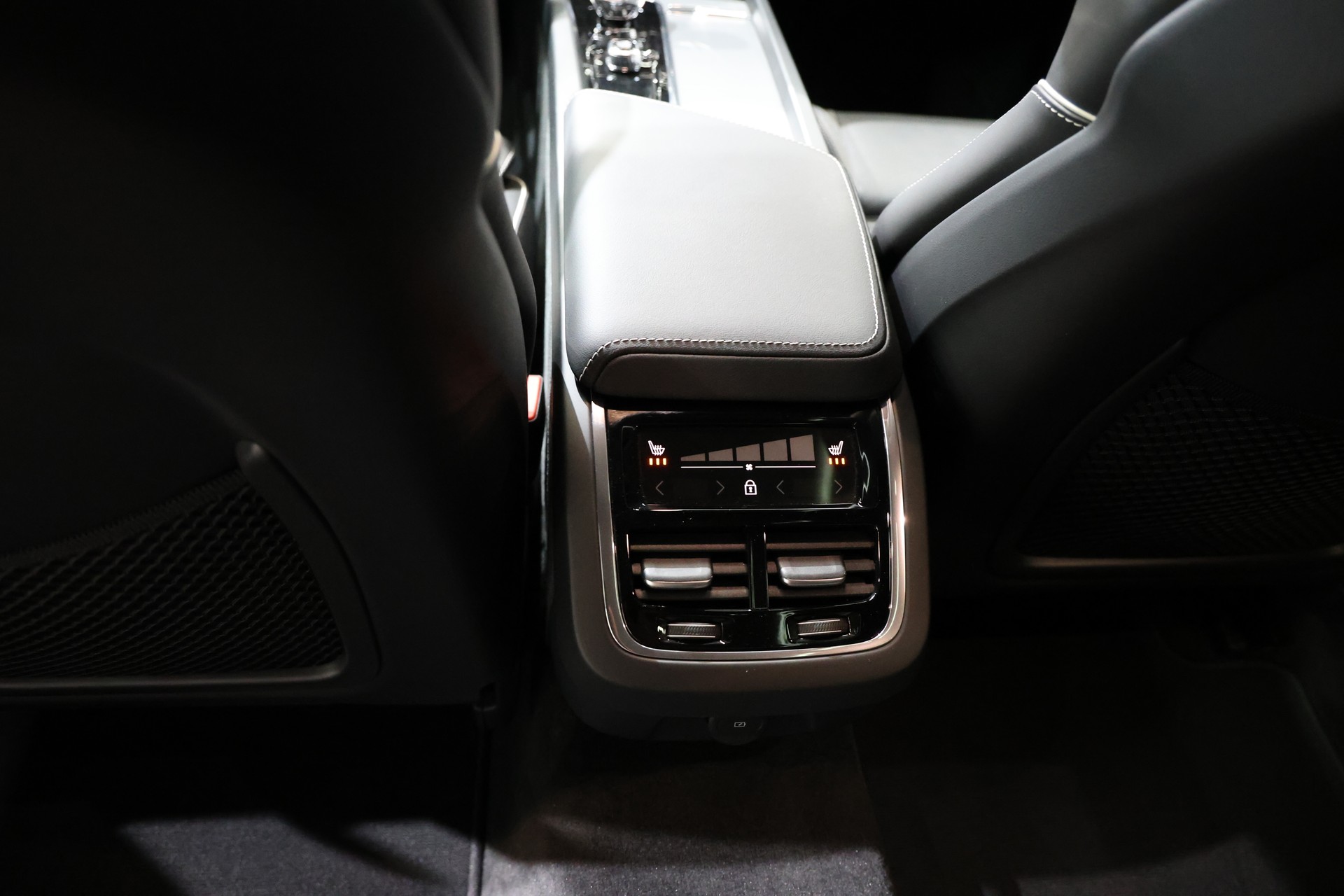 VOLVO V60 B4 Benzin Mild Hybrid Ultimate Dark DCT-image-6