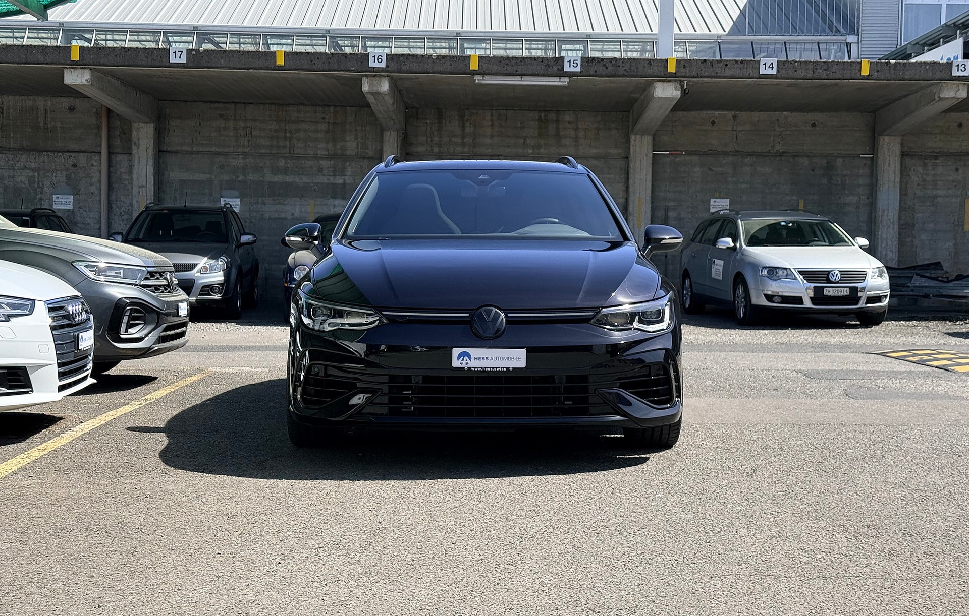 VW Golf Variant 2.0 TSI R DSG 4Motion-showroom-element-1