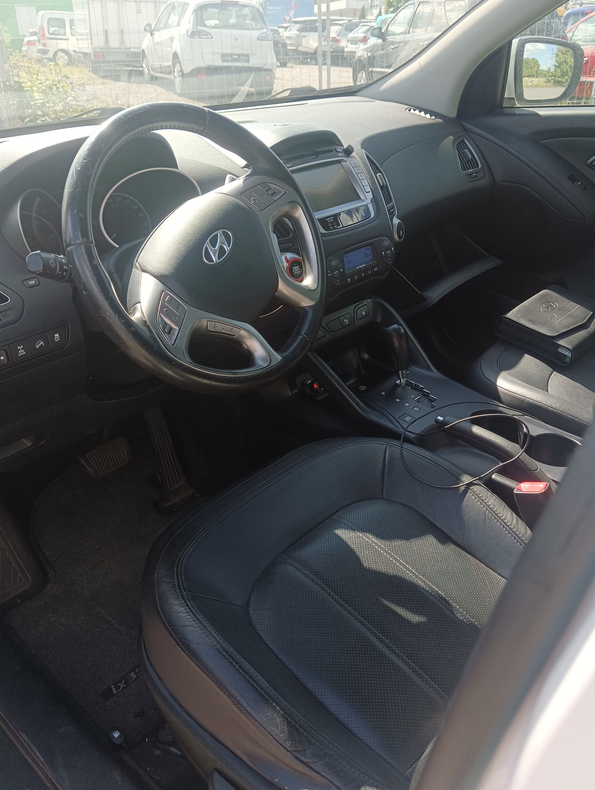 HYUNDAI iX 35 2.0 CRDi Premium 4WD Automatic-image-3
