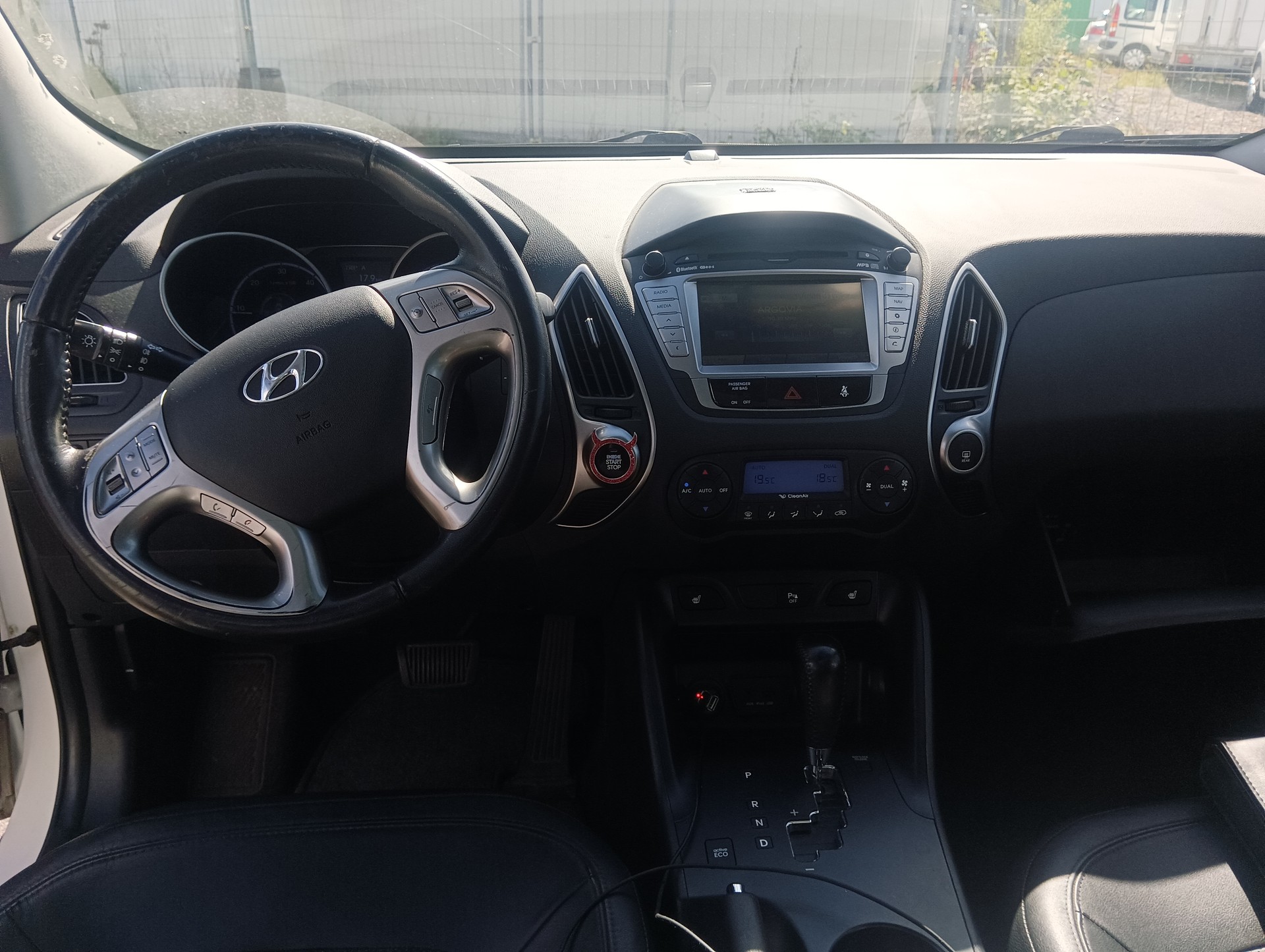 HYUNDAI iX 35 2.0 CRDi Premium 4WD Automatic-image-2