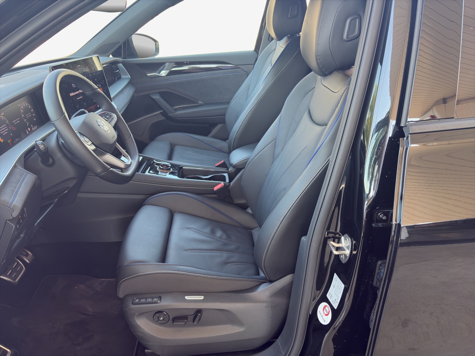 VW Fahrzeug wird im Kundenauftrag verkauft VW Tayron BLack 7 Seater-image-7
