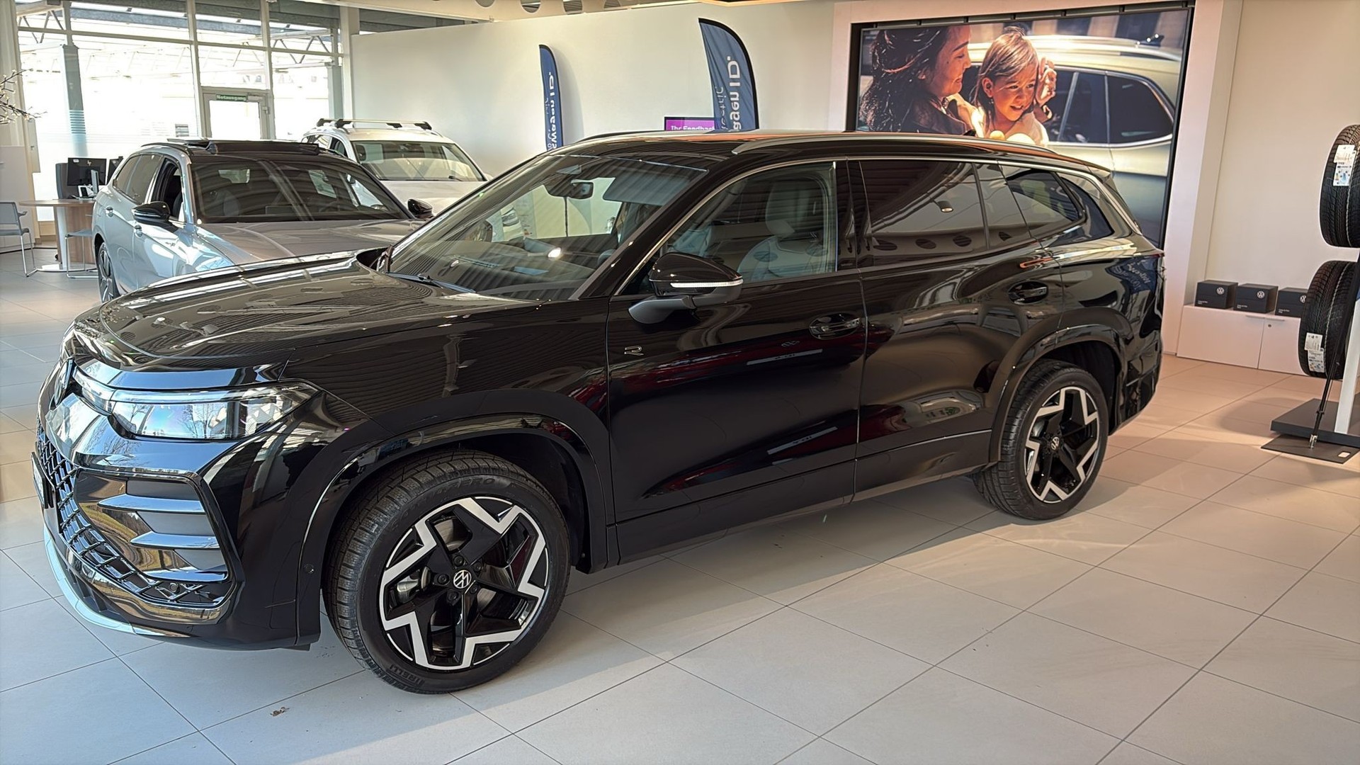 VW Fahrzeug wird im Kundenauftrag verkauft VW Tayron BLack 7 Seater-image-1