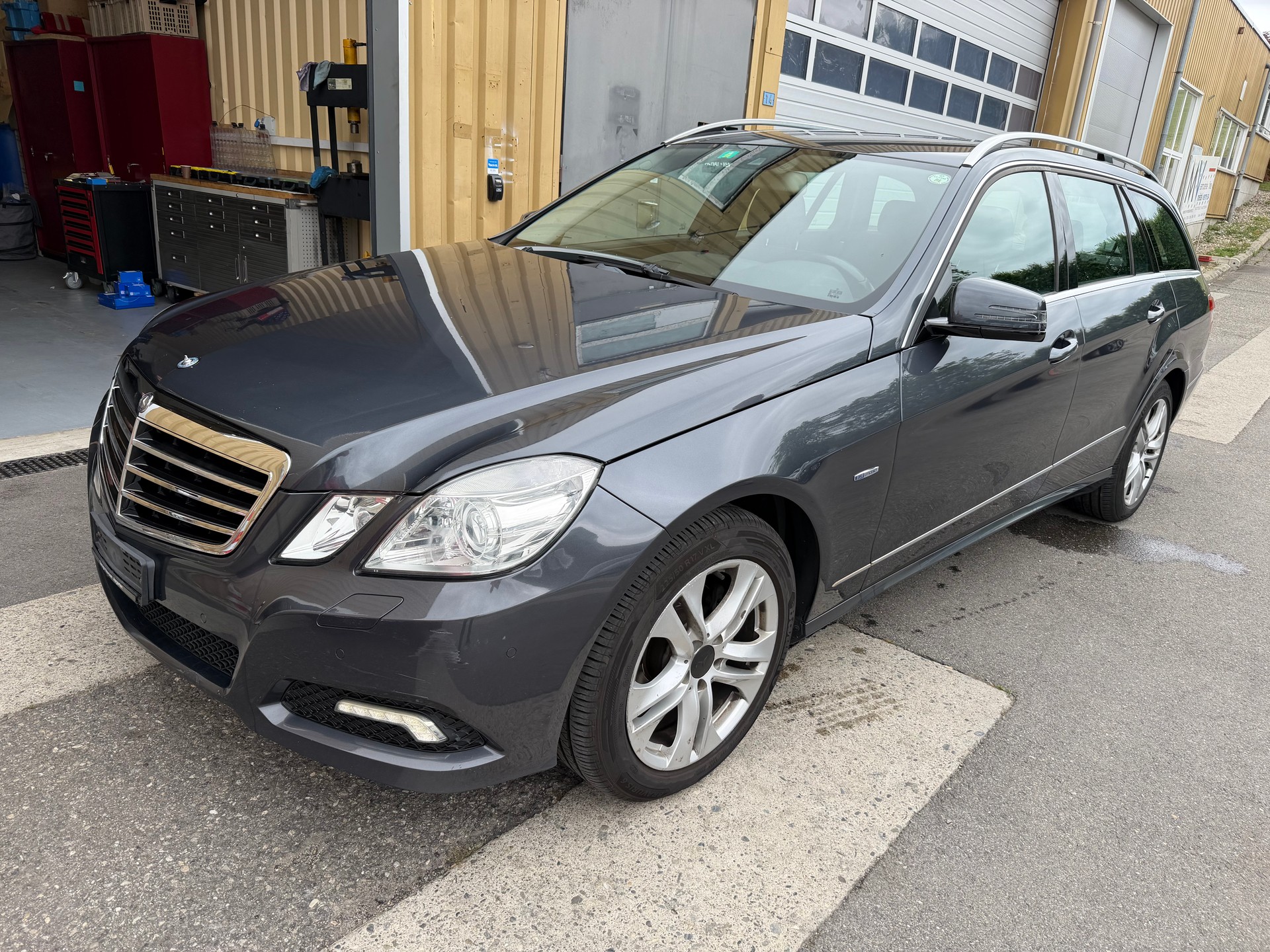 MERCEDES-BENZ E 200 CGI BlueEfficiency My Star Automatic-image-12