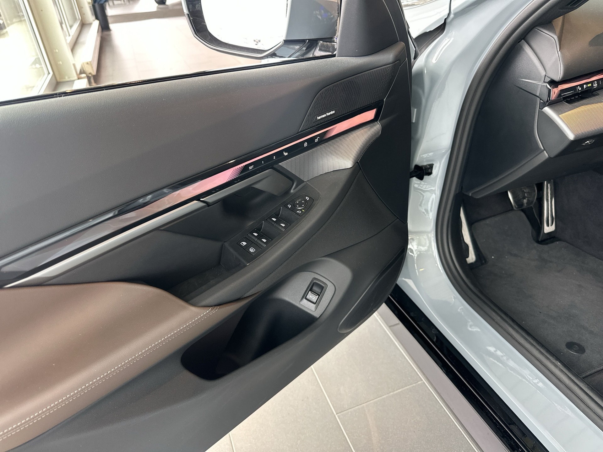 BMW i5 eDrive40 M Sport-image-13