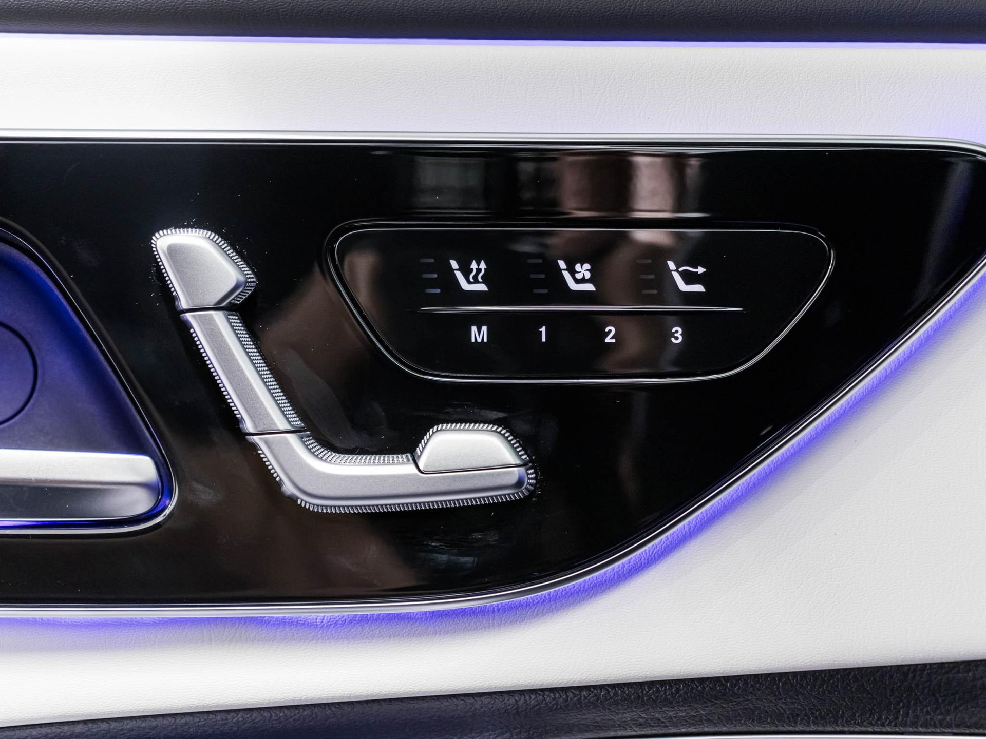 MERCEDES-BENZ CLE 53 AMG 4MATIC+ Cabriolet-image-11
