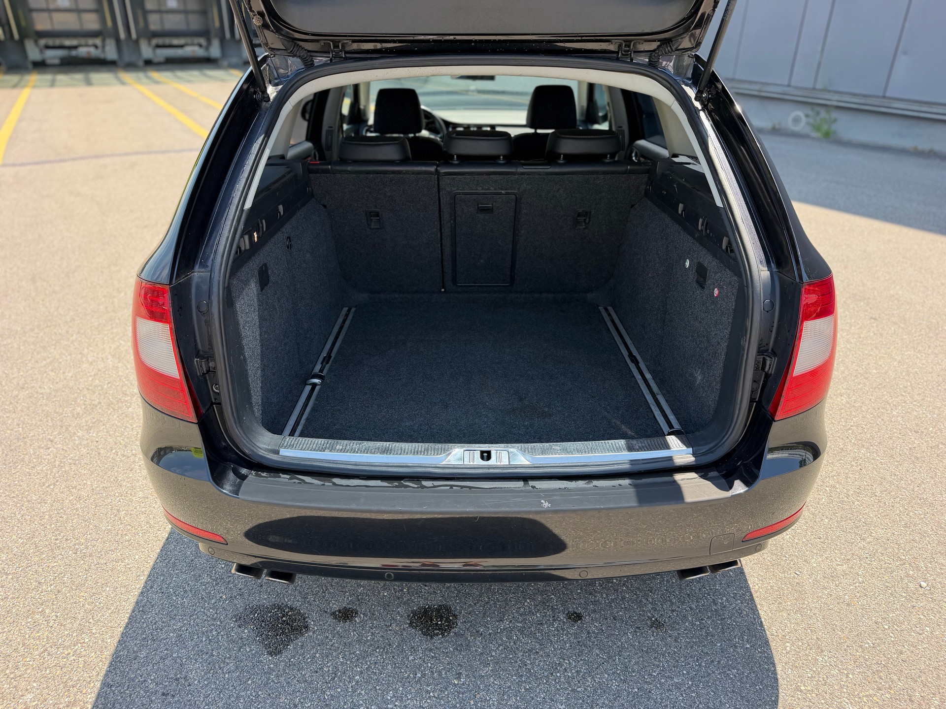 SKODA Superb Combi 3.6 FSI Elegance 4x4 DSG-image-9