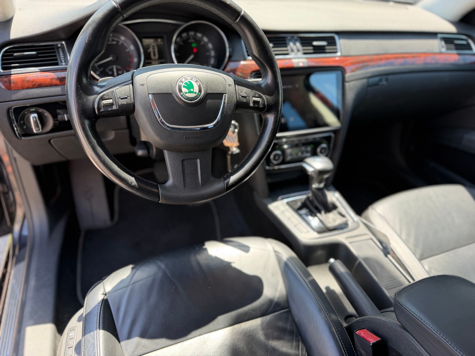 SKODA Superb Combi 3.6 FSI Elegance 4x4 DSG-image-16