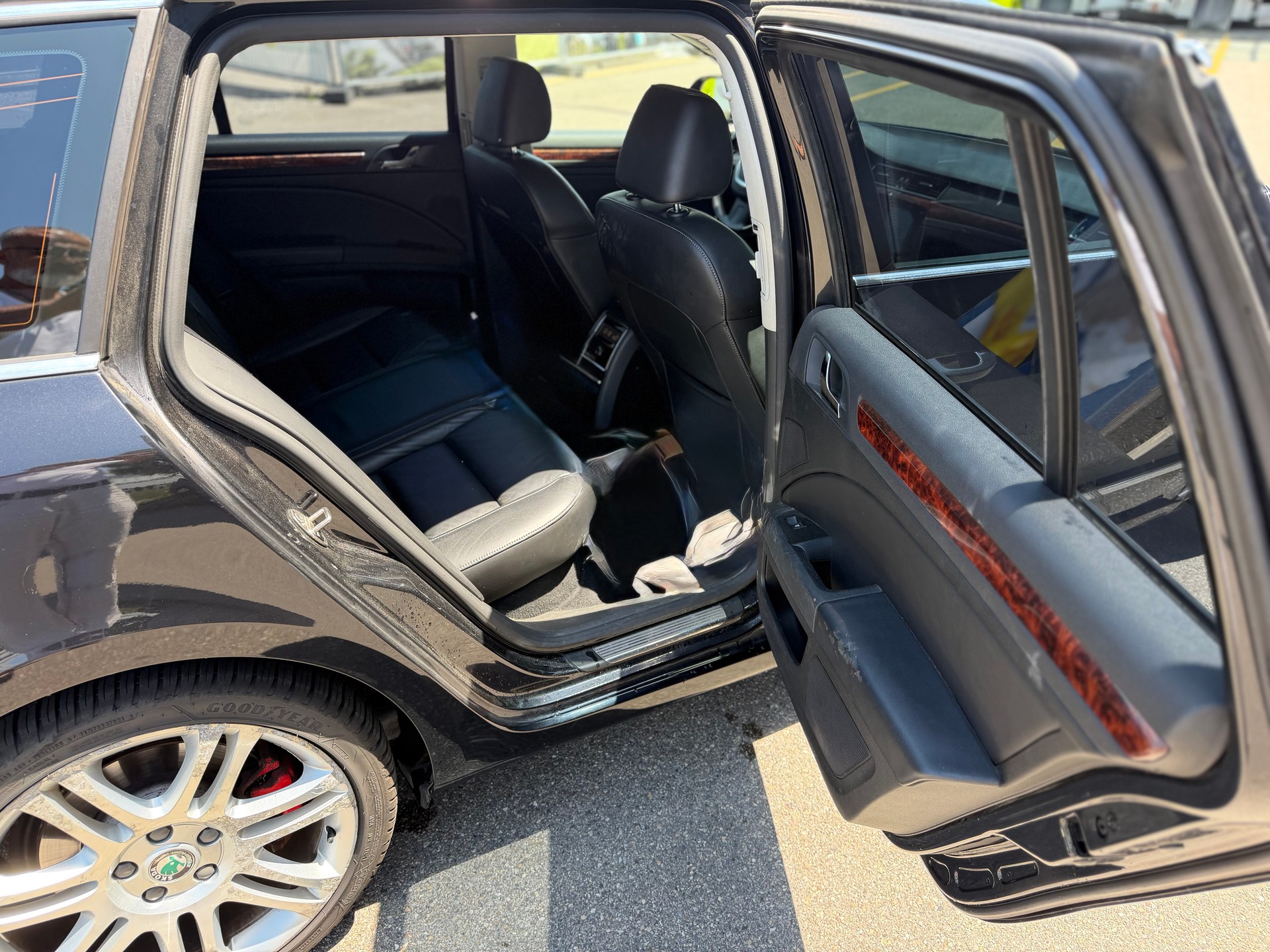 SKODA Superb Combi 3.6 FSI Elegance 4x4 DSG-image-10