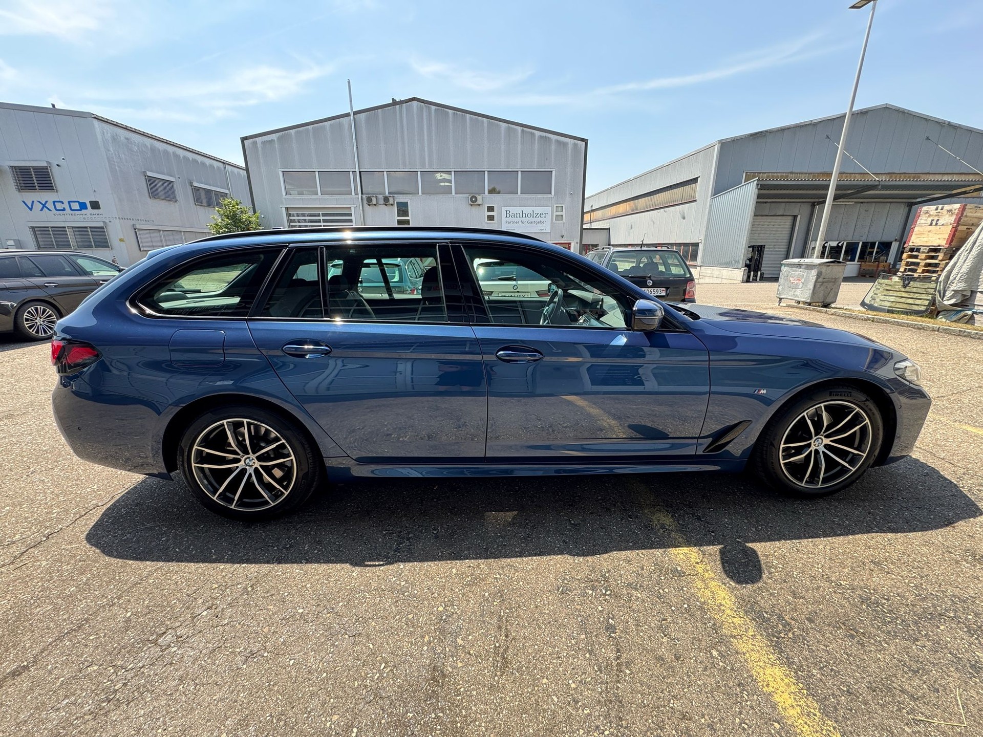 BMW 520d xDrive 48V Touring Steptronic-image-4