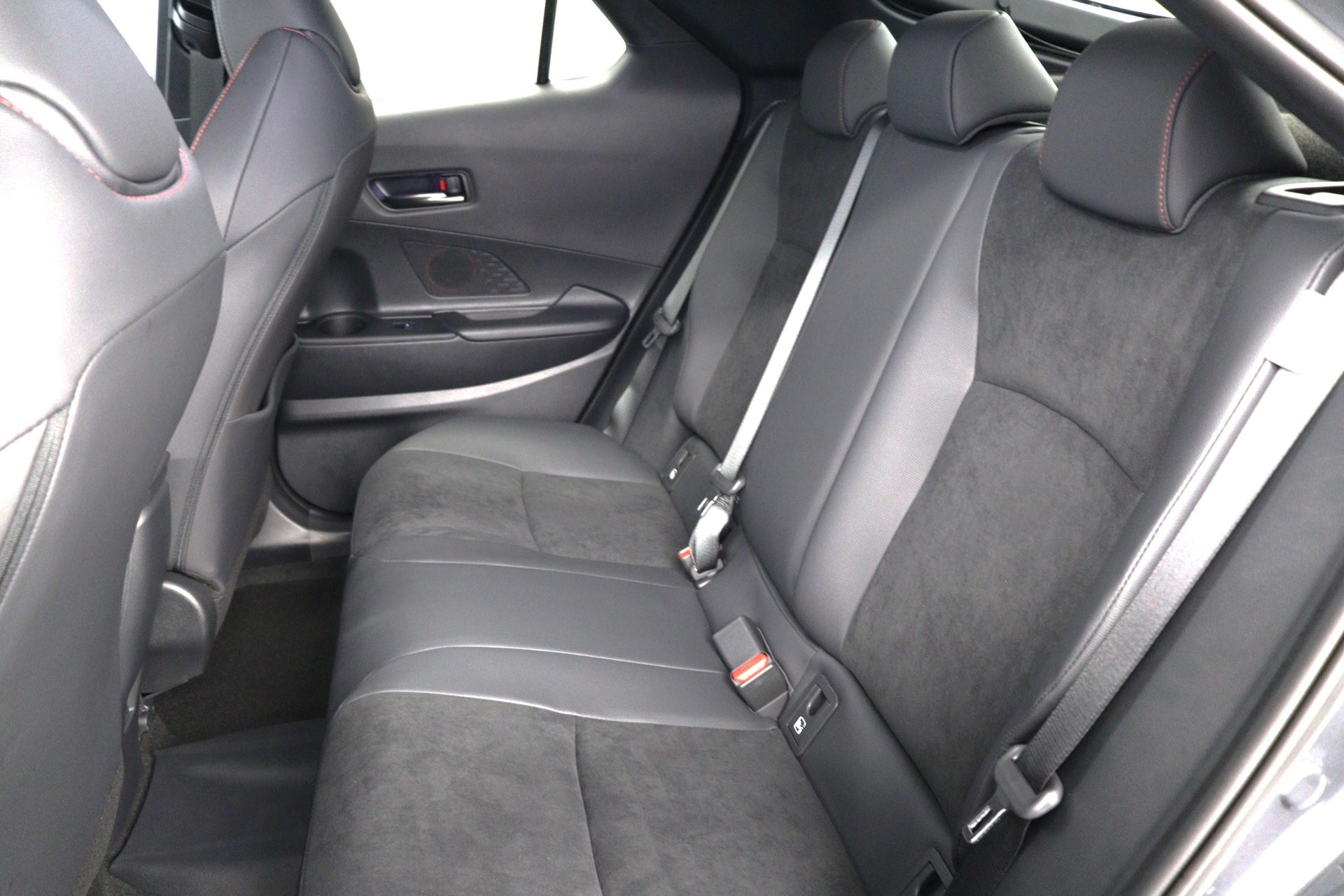 TOYOTA C-HR 2.0 PHEV GR Sport Premiere-image-8