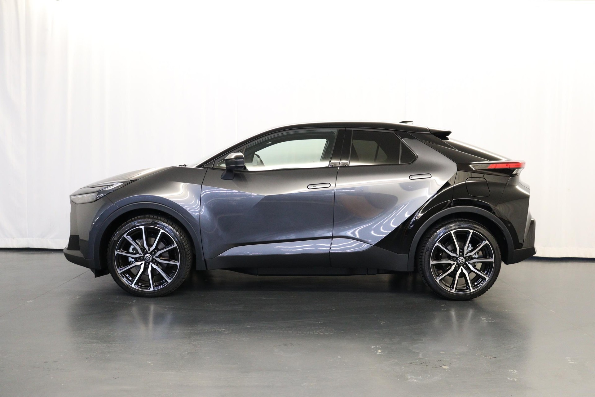 TOYOTA C-HR 2.0 PHEV GR Sport Premiere-image-3