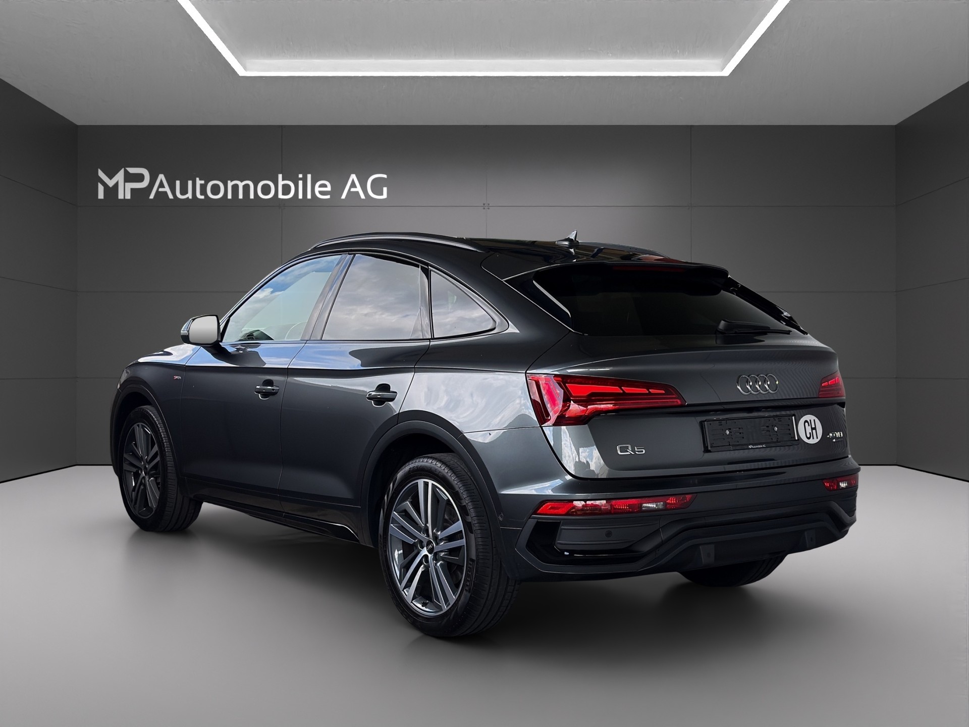 AUDI Q5 Sportback 40 TDI Blackedition quattro S-tronic-image-2