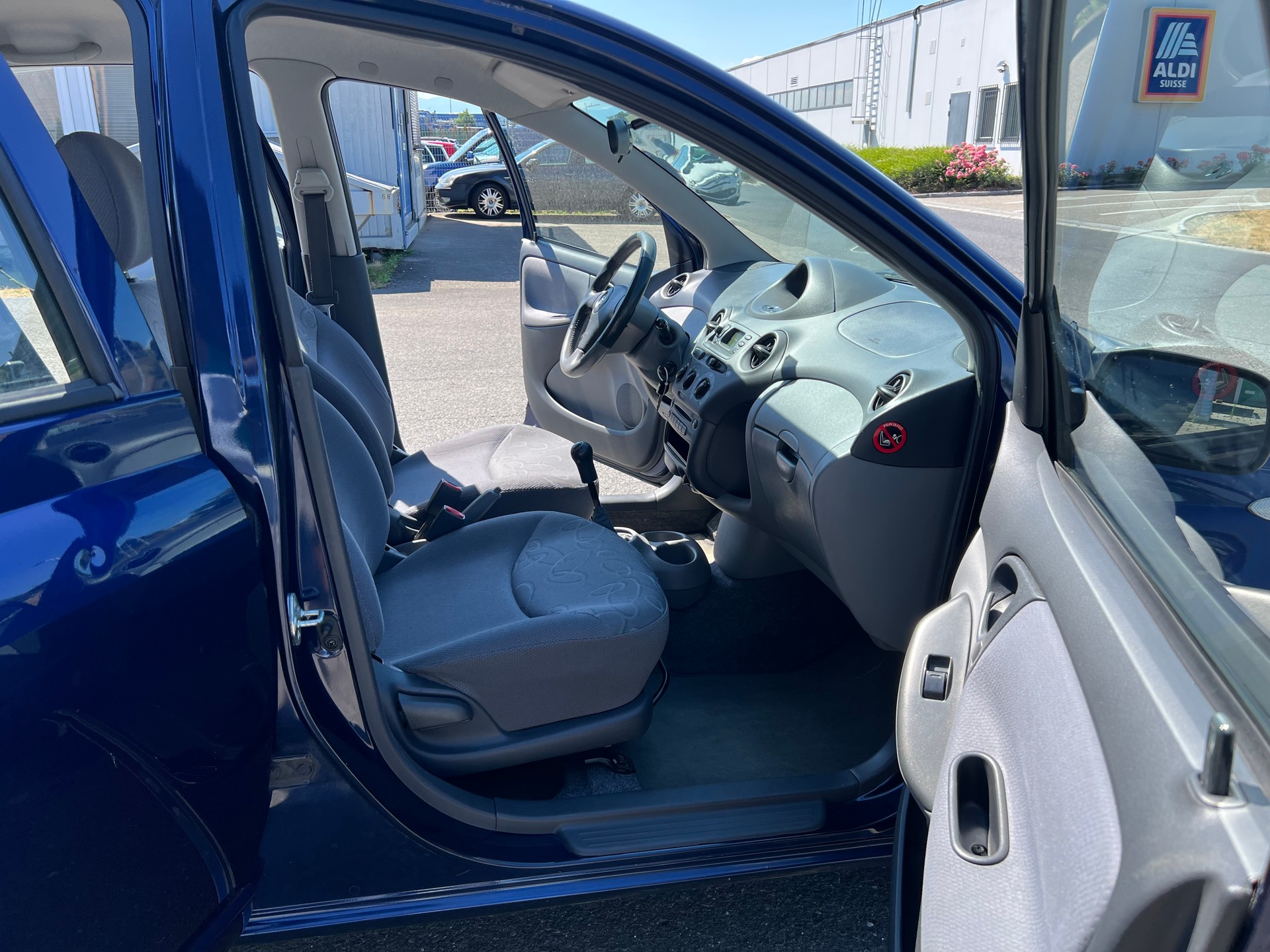 TOYOTA Yaris 1.3 Linea Sol-image-8