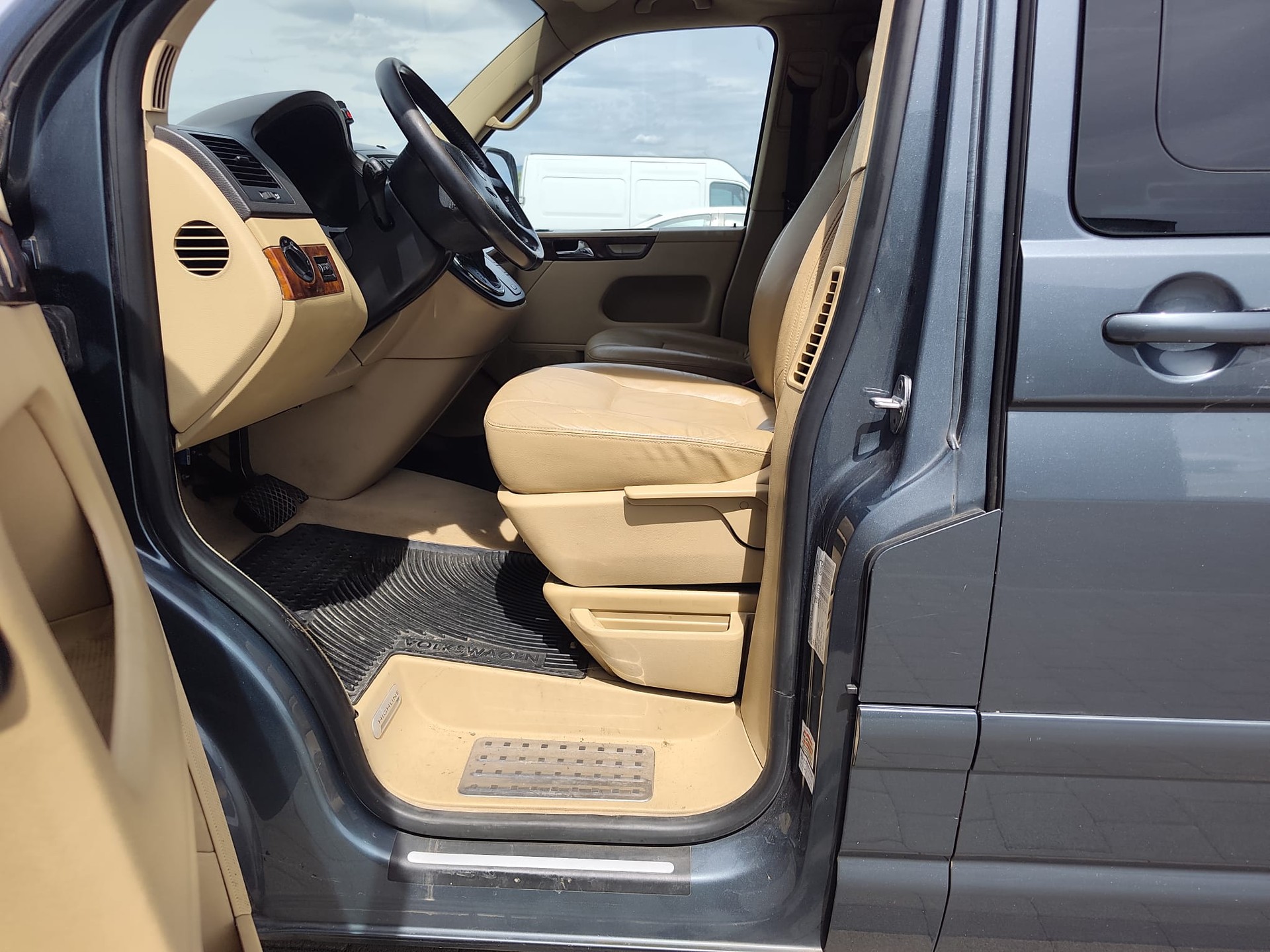 VW T5 Multivan Highline 2.5 TDI-image-5