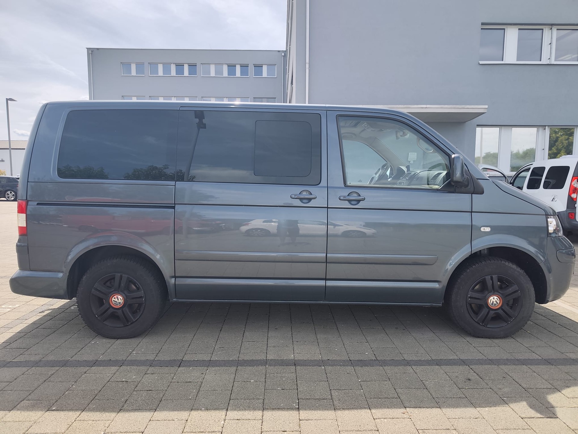 VW T5 Multivan Highline 2.5 TDI-image-1