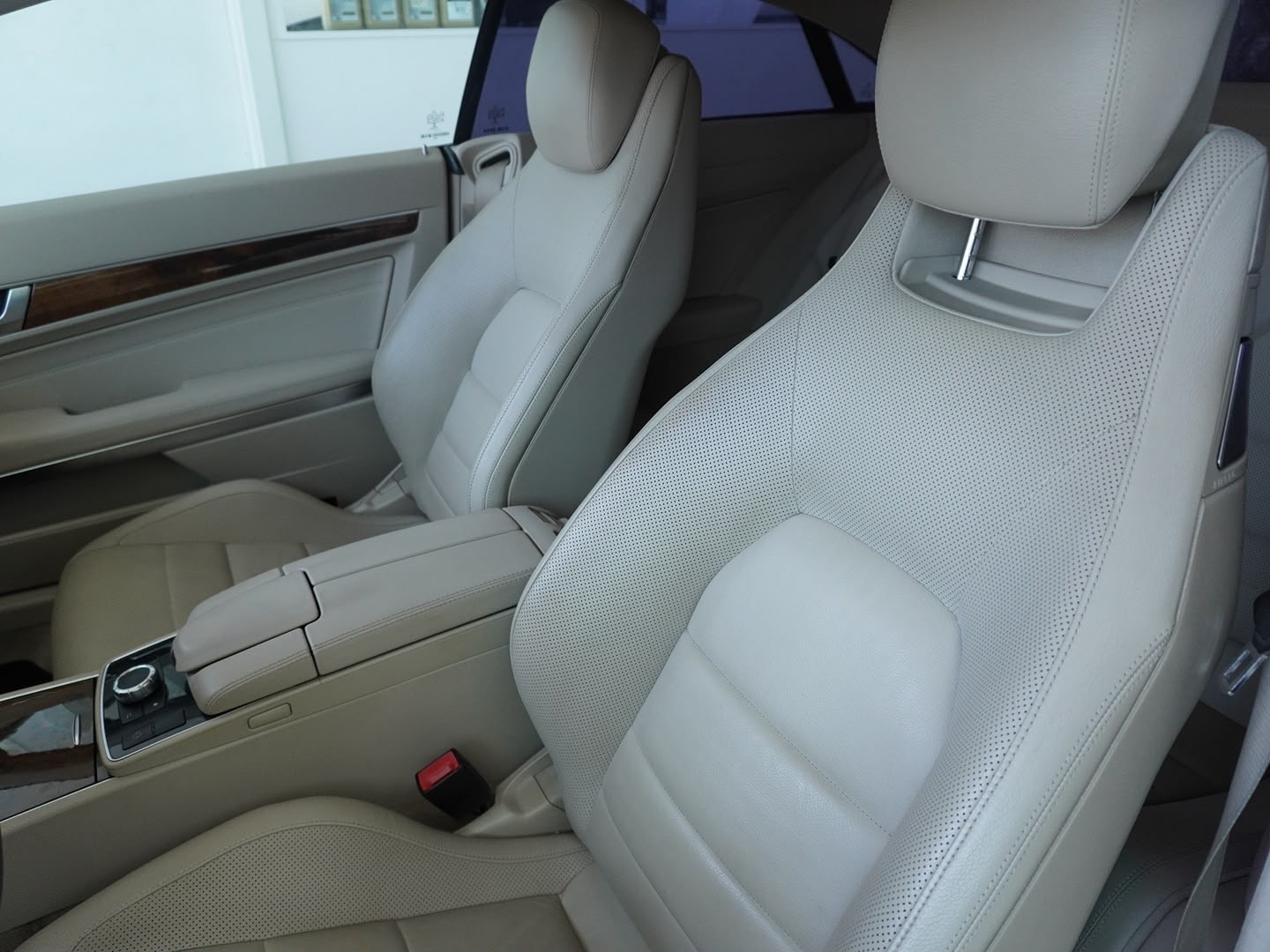 MERCEDES-BENZ E 250 7G-Tronic-showroom-element-3