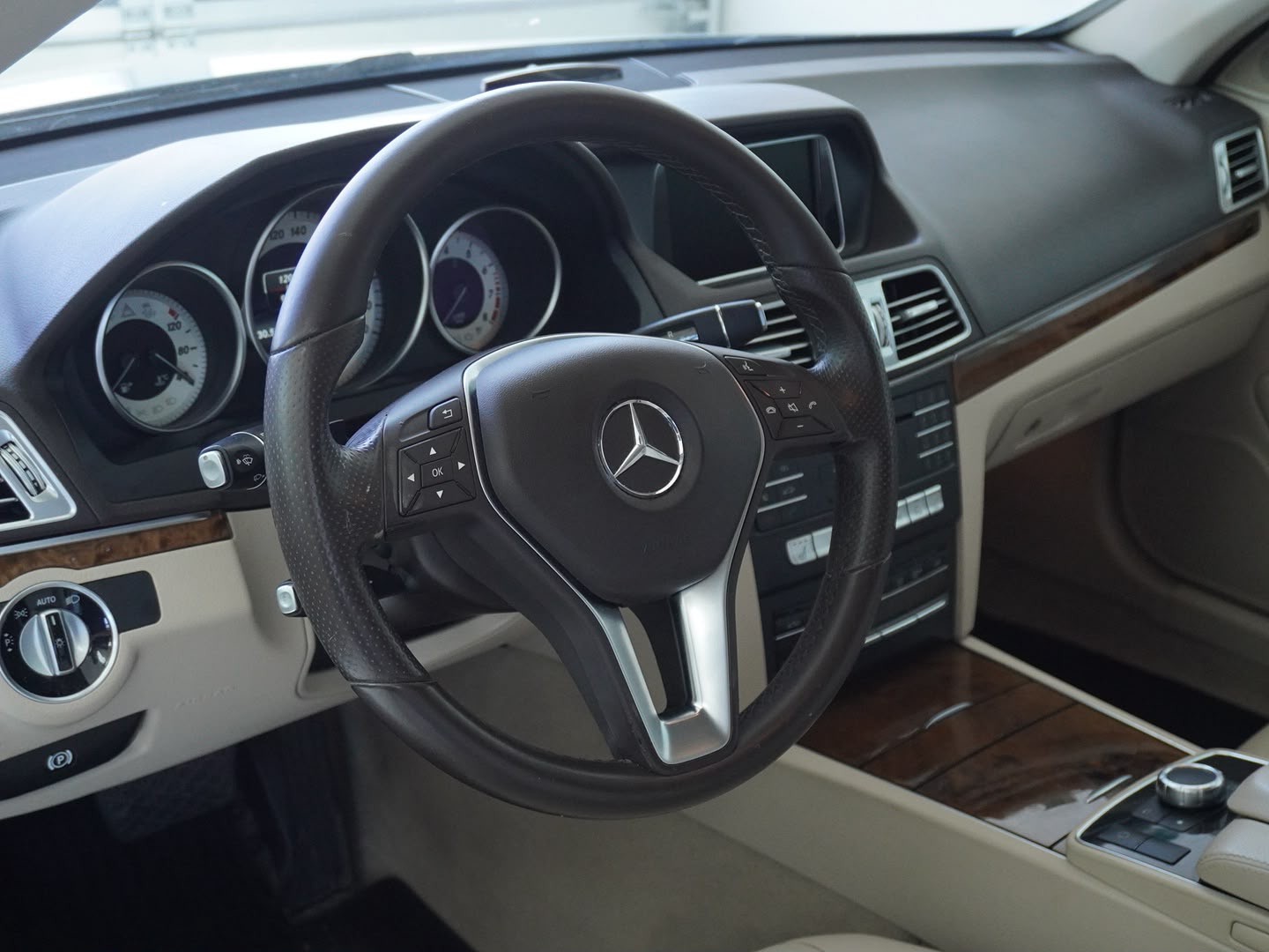 MERCEDES-BENZ E 250 7G-Tronic-showroom-element-2