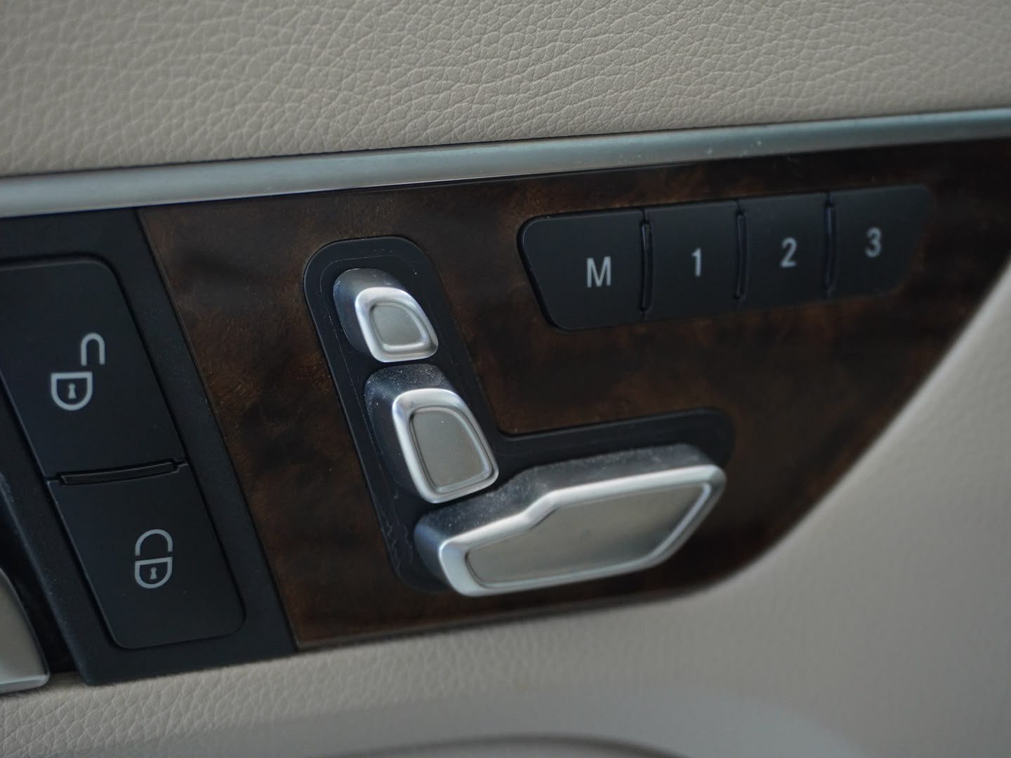 MERCEDES-BENZ E 250 7G-Tronic-image-7