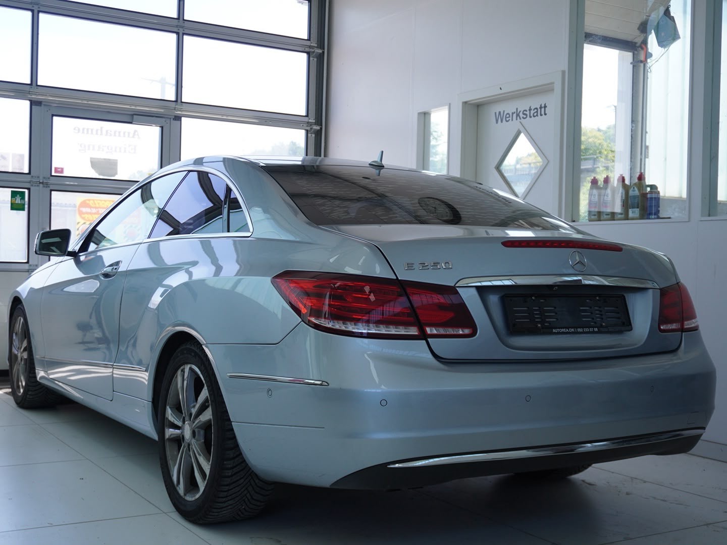 MERCEDES-BENZ E 250 7G-Tronic-showroom-element-1